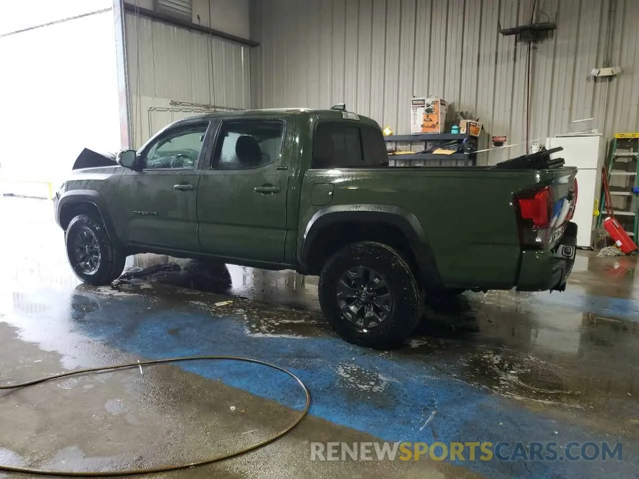 2 fotografías del automóvil dañado 5TFAZ5CN5MX096302 TOYOTA TACOMA 2021