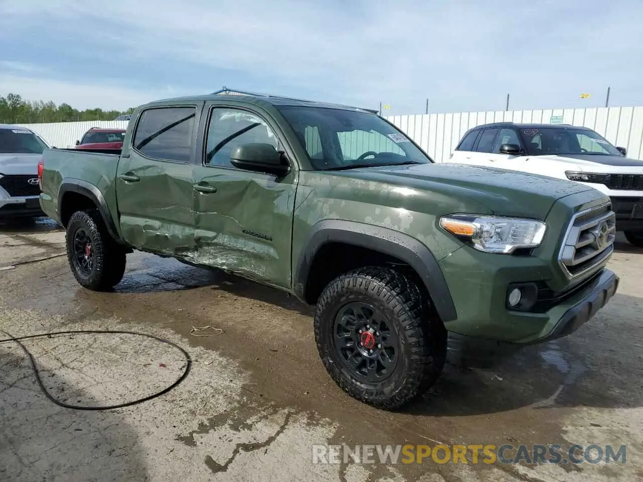 4 fotografías del automóvil dañado 5TFAZ5CN5MX102714 TOYOTA TACOMA 2021