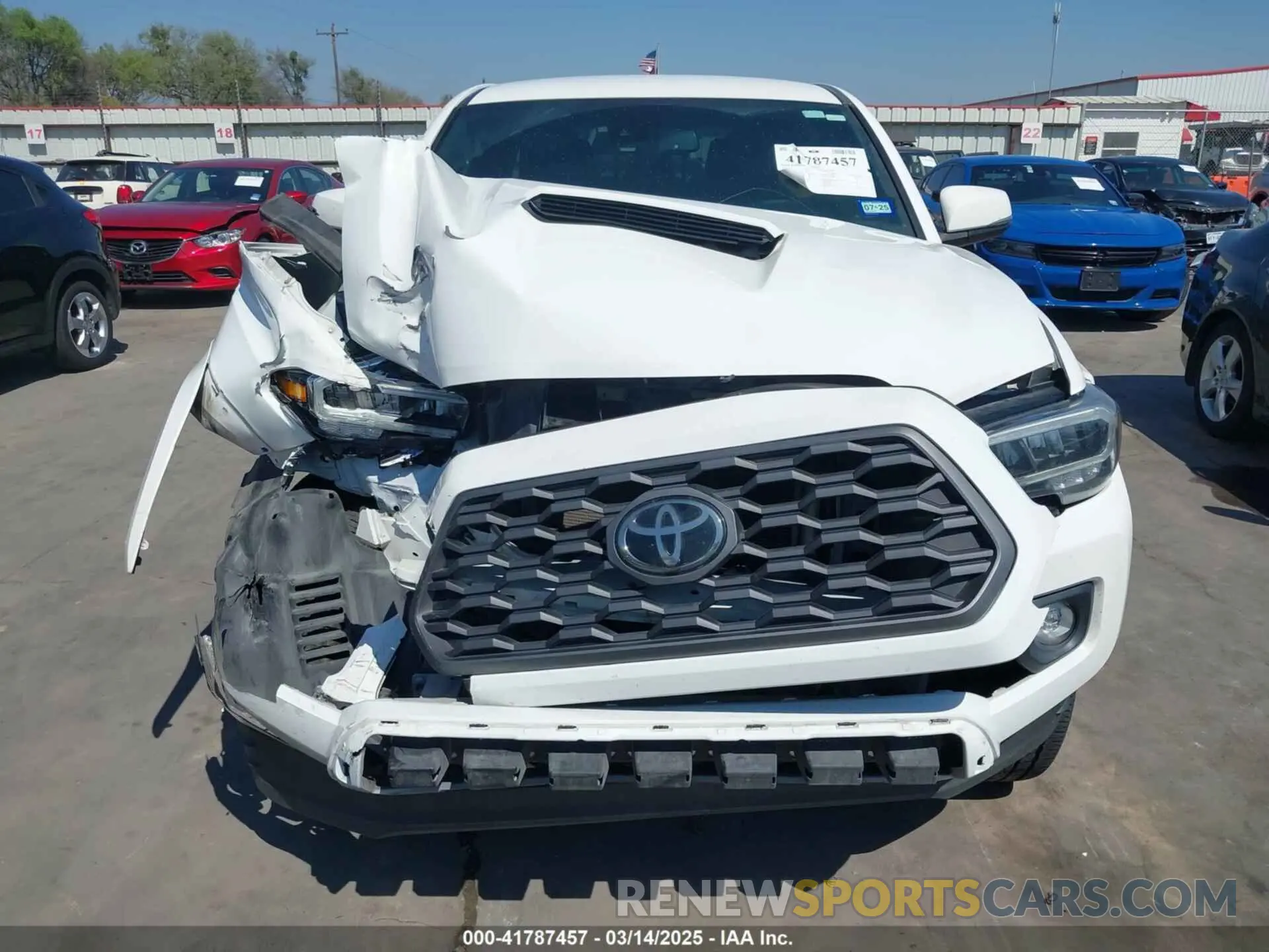 13 fotografías del automóvil dañado 5TFAZ5CN5MX107346 TOYOTA TACOMA 2021