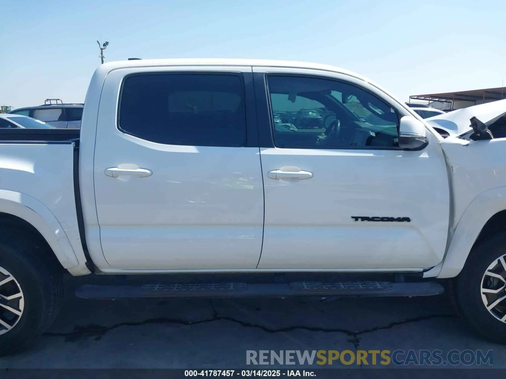 14 fotografías del automóvil dañado 5TFAZ5CN5MX107346 TOYOTA TACOMA 2021