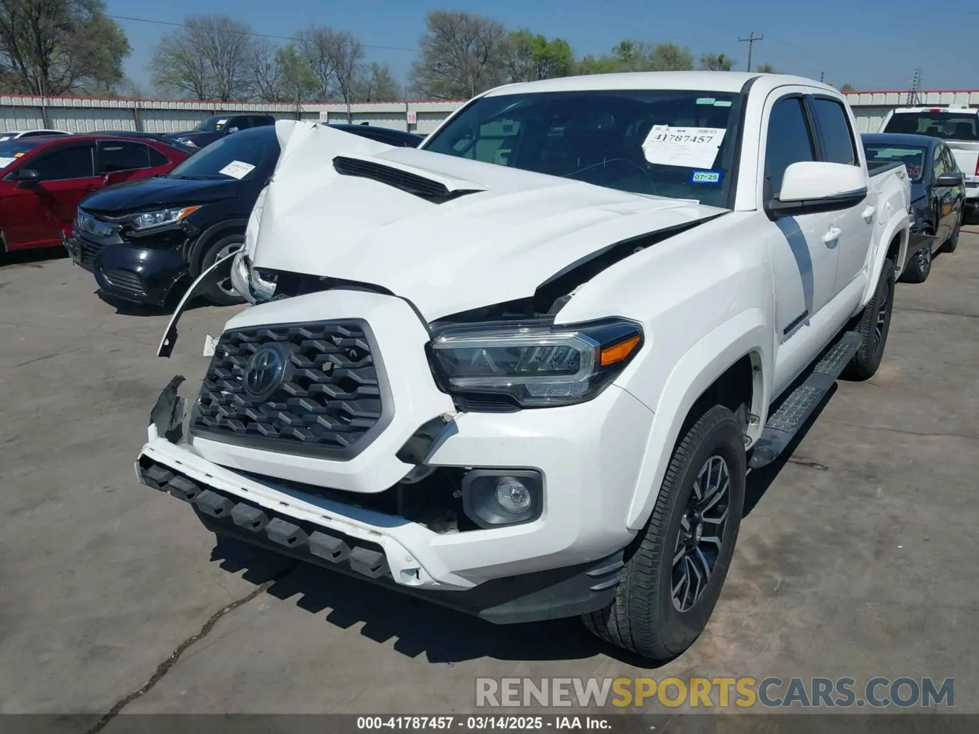 2 fotografías del automóvil dañado 5TFAZ5CN5MX107346 TOYOTA TACOMA 2021