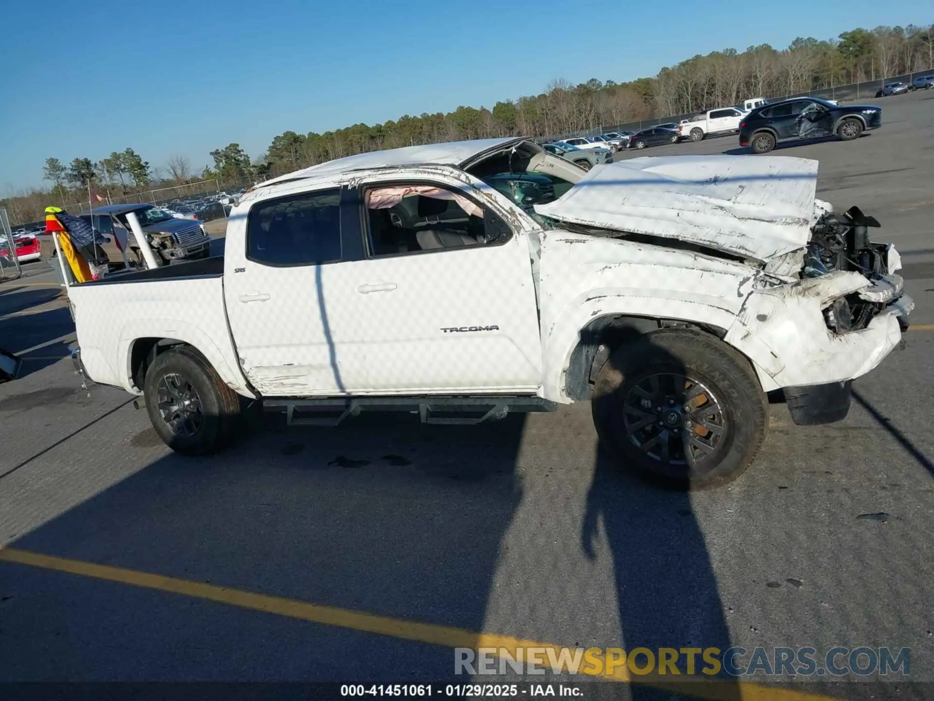 13 fotografías del automóvil dañado 5TFAZ5CN5MX107993 TOYOTA TACOMA 2021