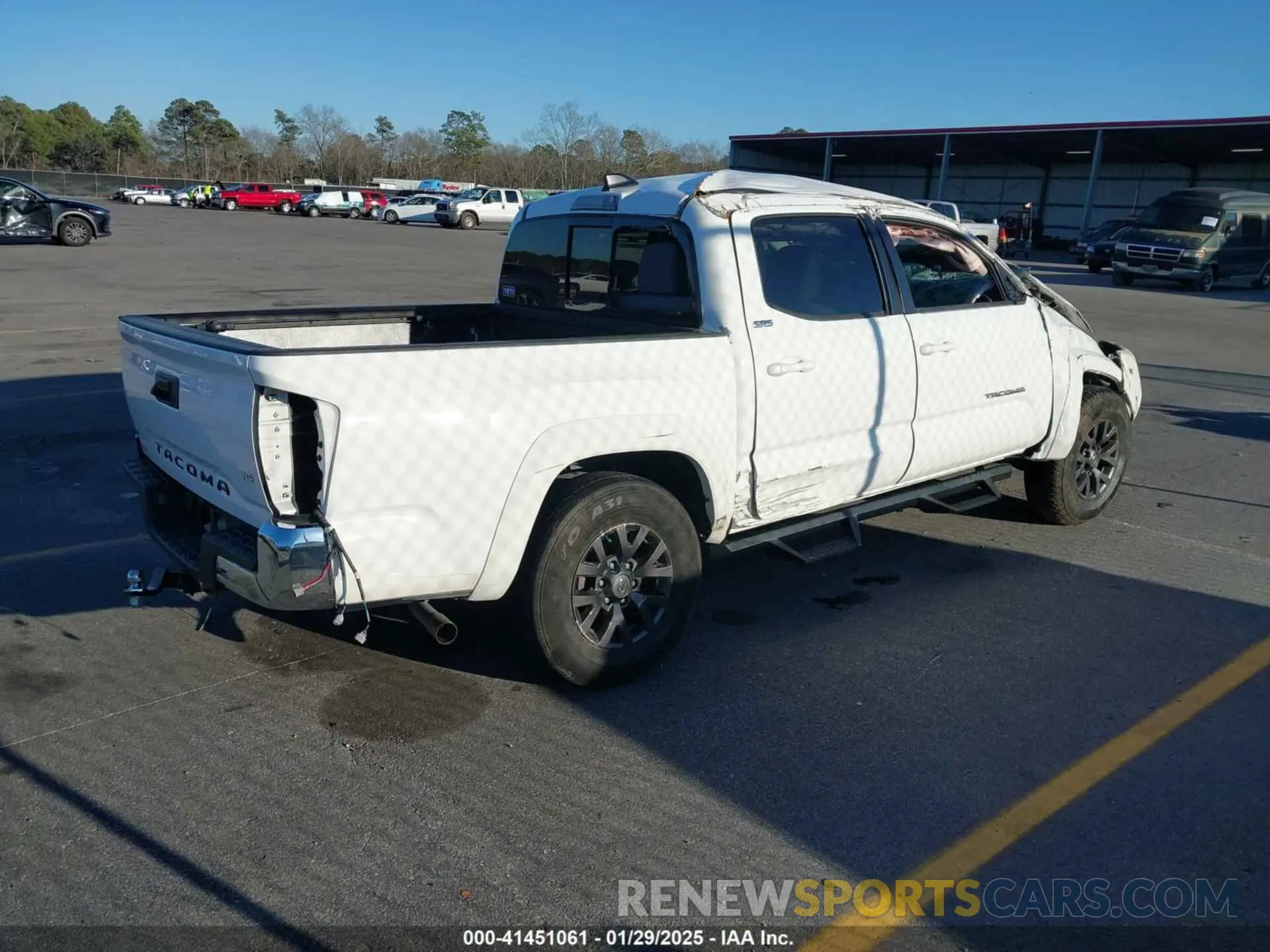 4 fotografías del automóvil dañado 5TFAZ5CN5MX107993 TOYOTA TACOMA 2021