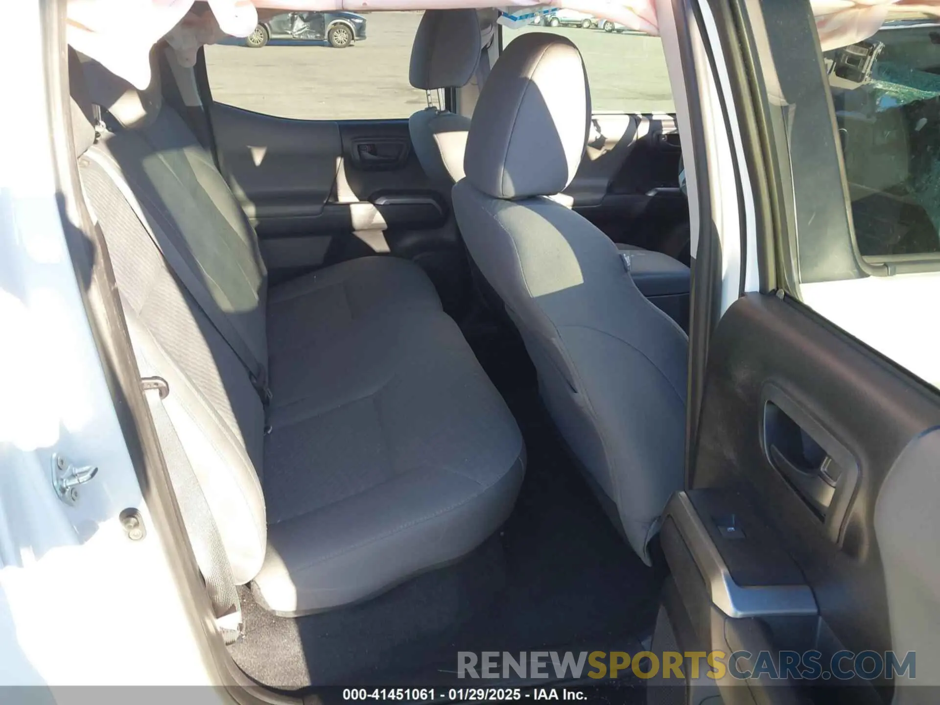 8 fotografías del automóvil dañado 5TFAZ5CN5MX107993 TOYOTA TACOMA 2021