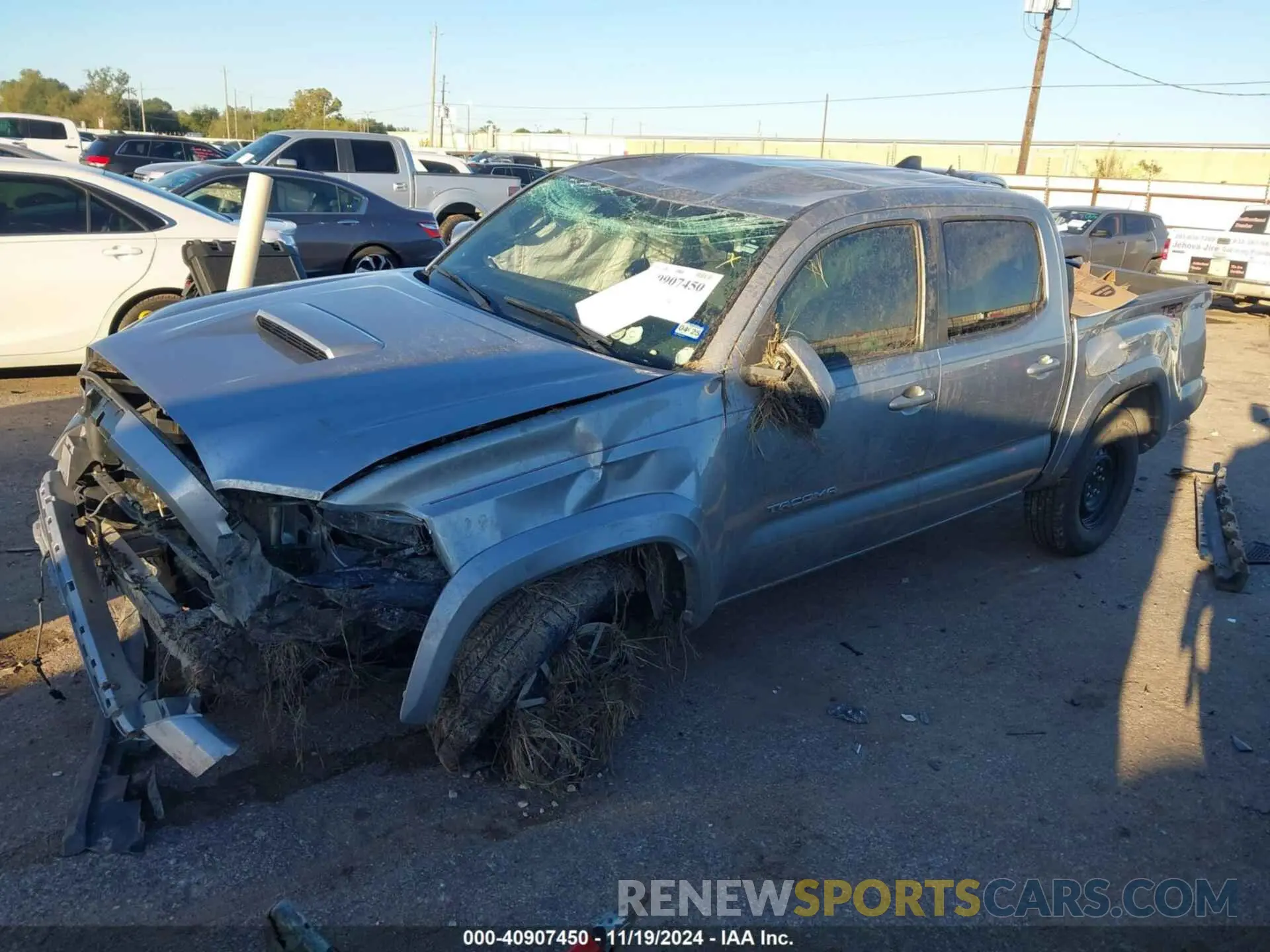2 fotografías del automóvil dañado 5TFAZ5CN5MX117195 TOYOTA TACOMA 2021