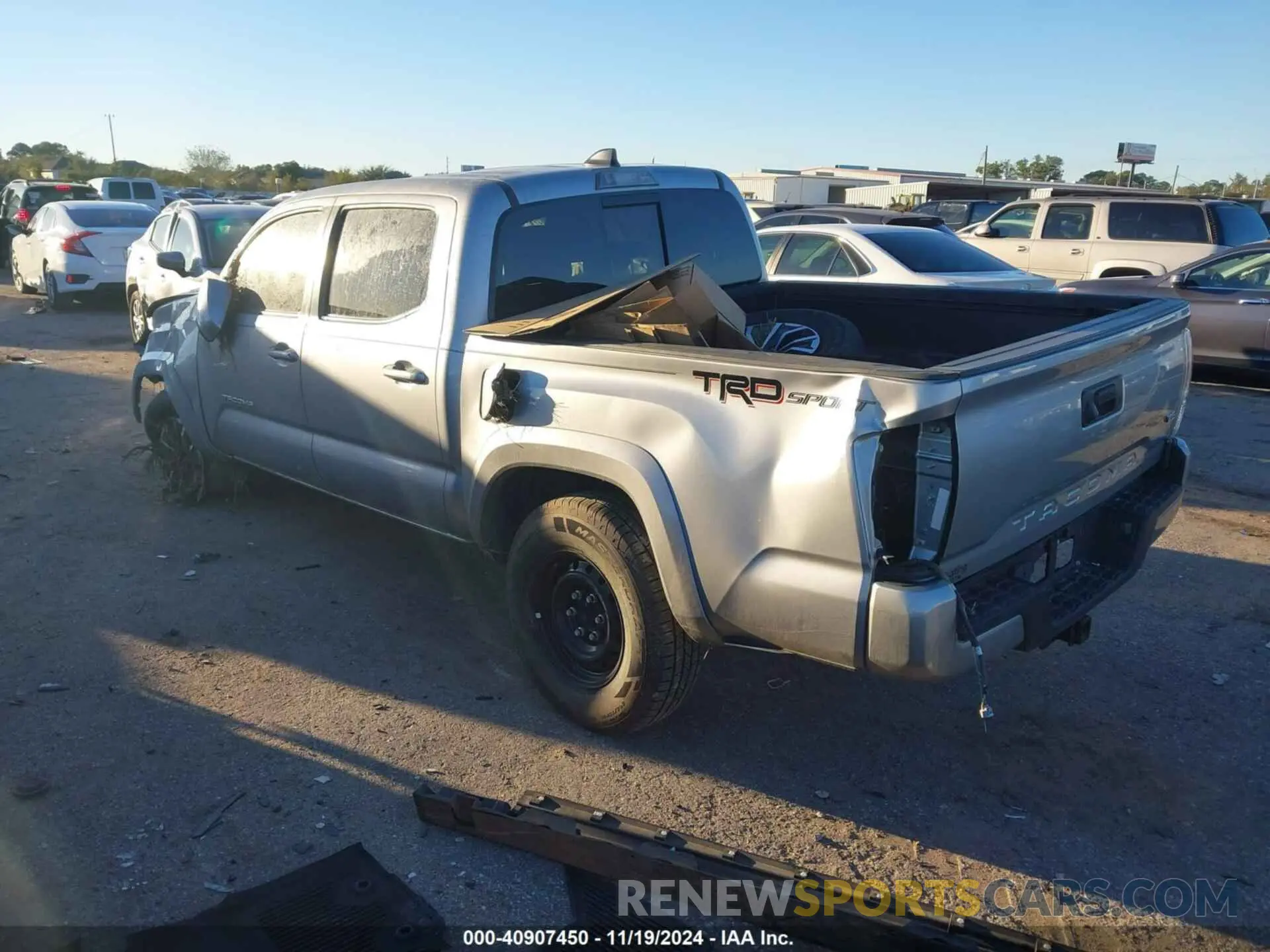 3 fotografías del automóvil dañado 5TFAZ5CN5MX117195 TOYOTA TACOMA 2021