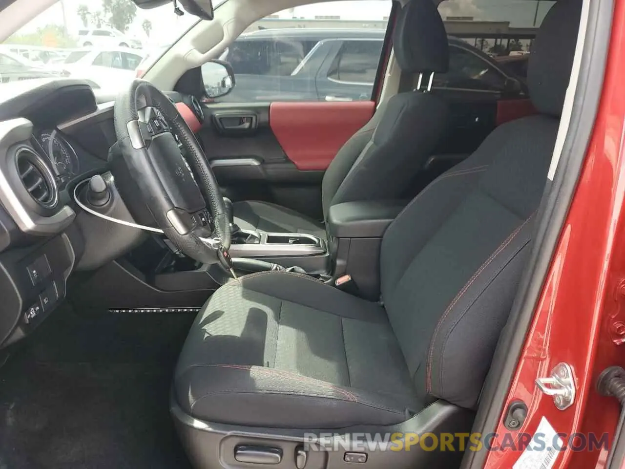 7 fotografías del automóvil dañado 5TFAZ5CN6MX097409 TOYOTA TACOMA 2021