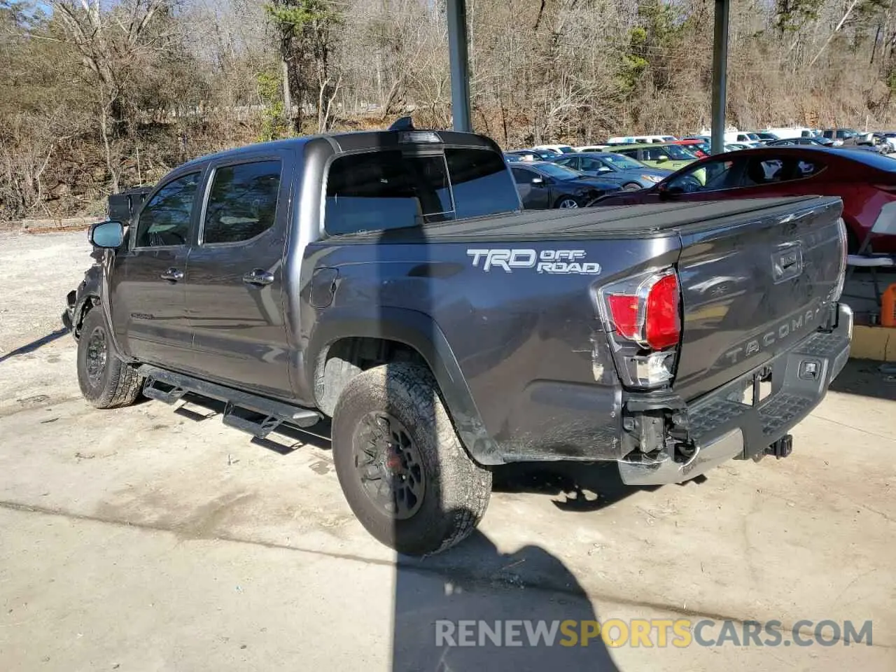 2 fotografías del automóvil dañado 5TFAZ5CN6MX103340 TOYOTA TACOMA 2021