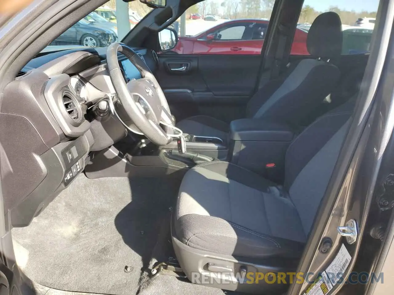 7 fotografías del automóvil dañado 5TFAZ5CN6MX103340 TOYOTA TACOMA 2021