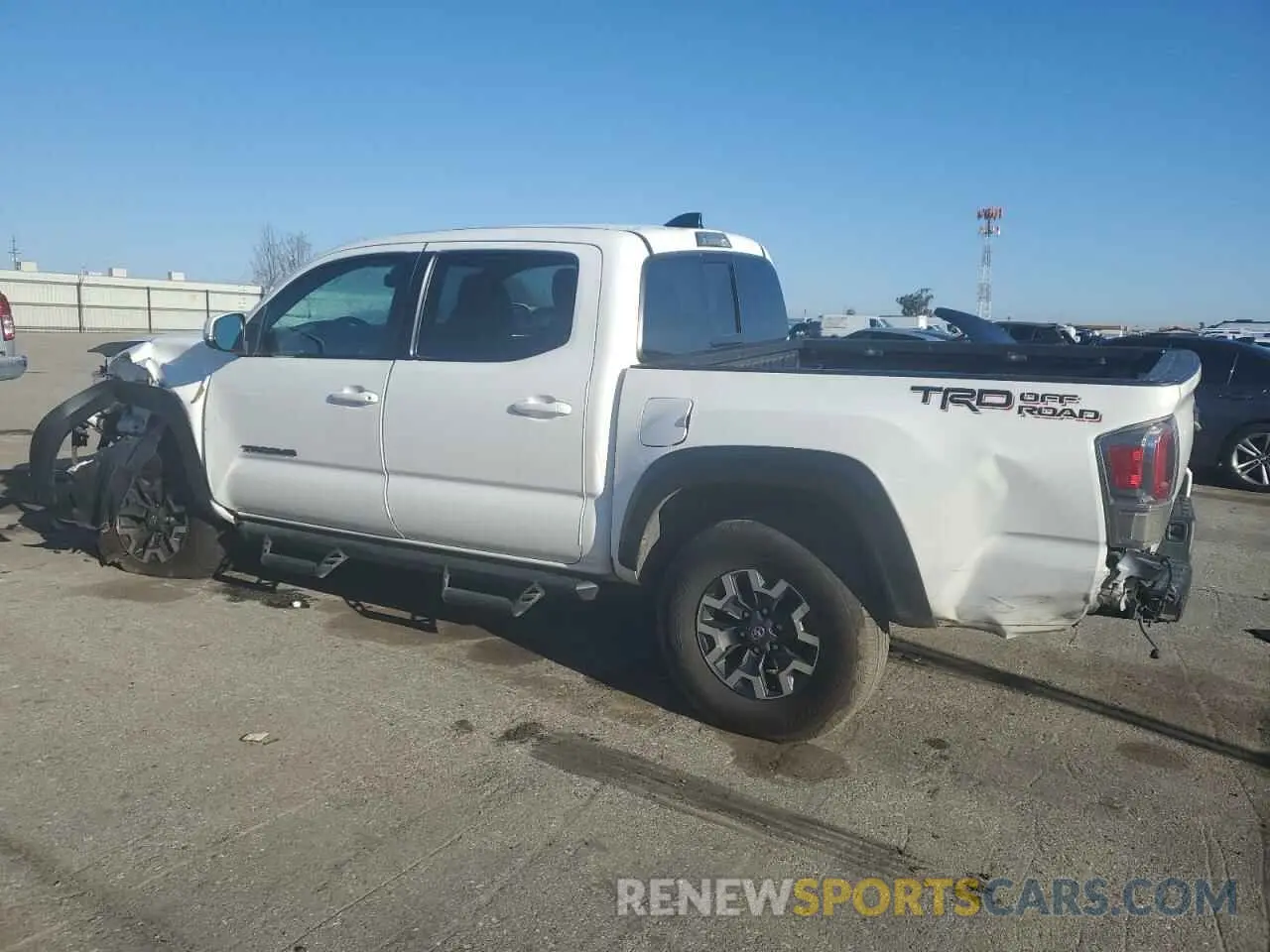 2 fotografías del automóvil dañado 5TFAZ5CN7MX111544 TOYOTA TACOMA 2021