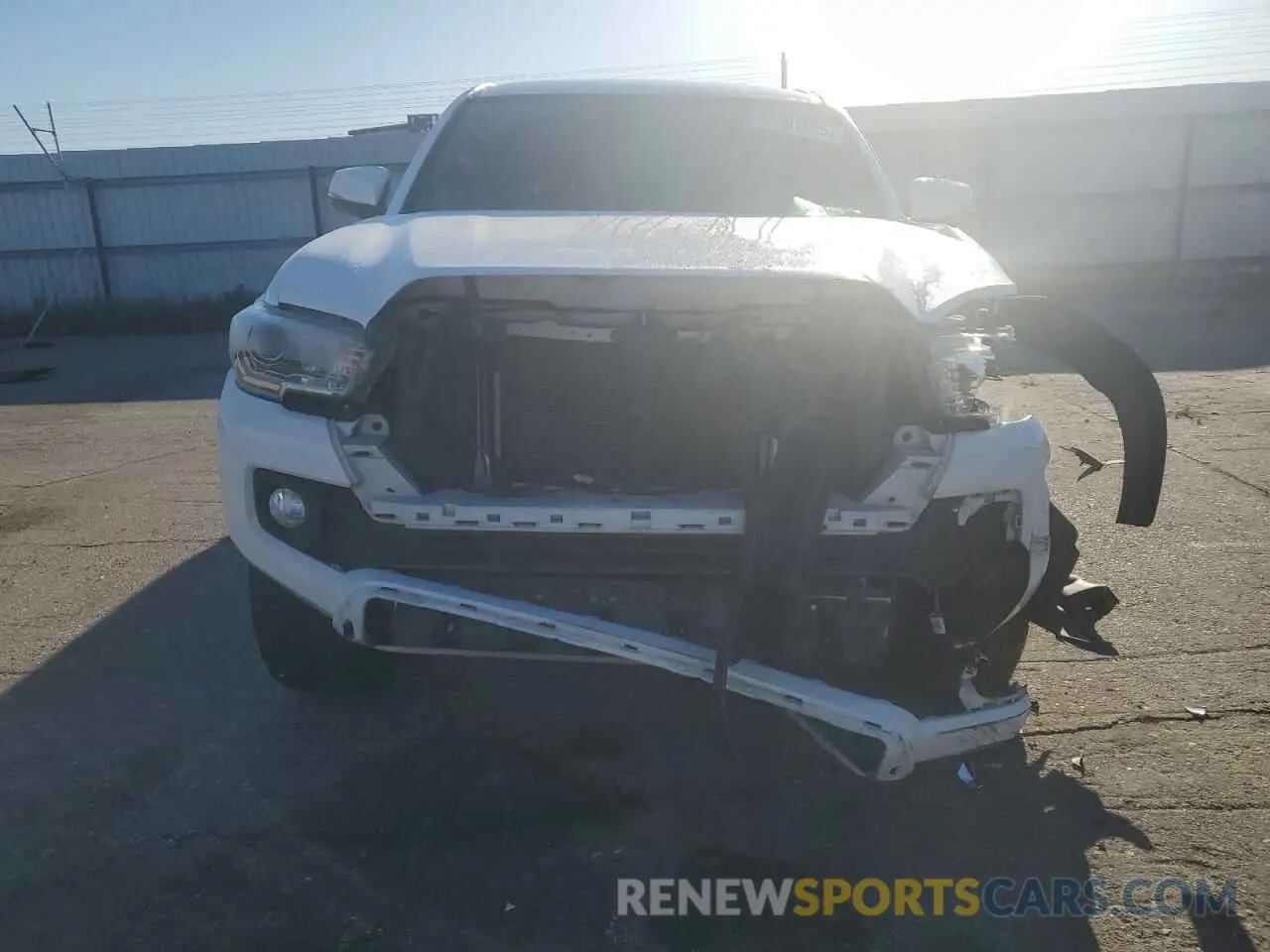 5 fotografías del automóvil dañado 5TFAZ5CN7MX111544 TOYOTA TACOMA 2021