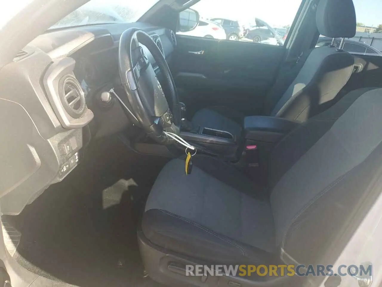 7 fotografías del automóvil dañado 5TFAZ5CN7MX111544 TOYOTA TACOMA 2021