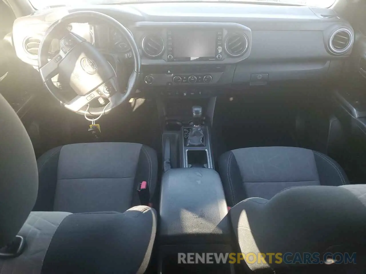 8 fotografías del automóvil dañado 5TFAZ5CN7MX111544 TOYOTA TACOMA 2021