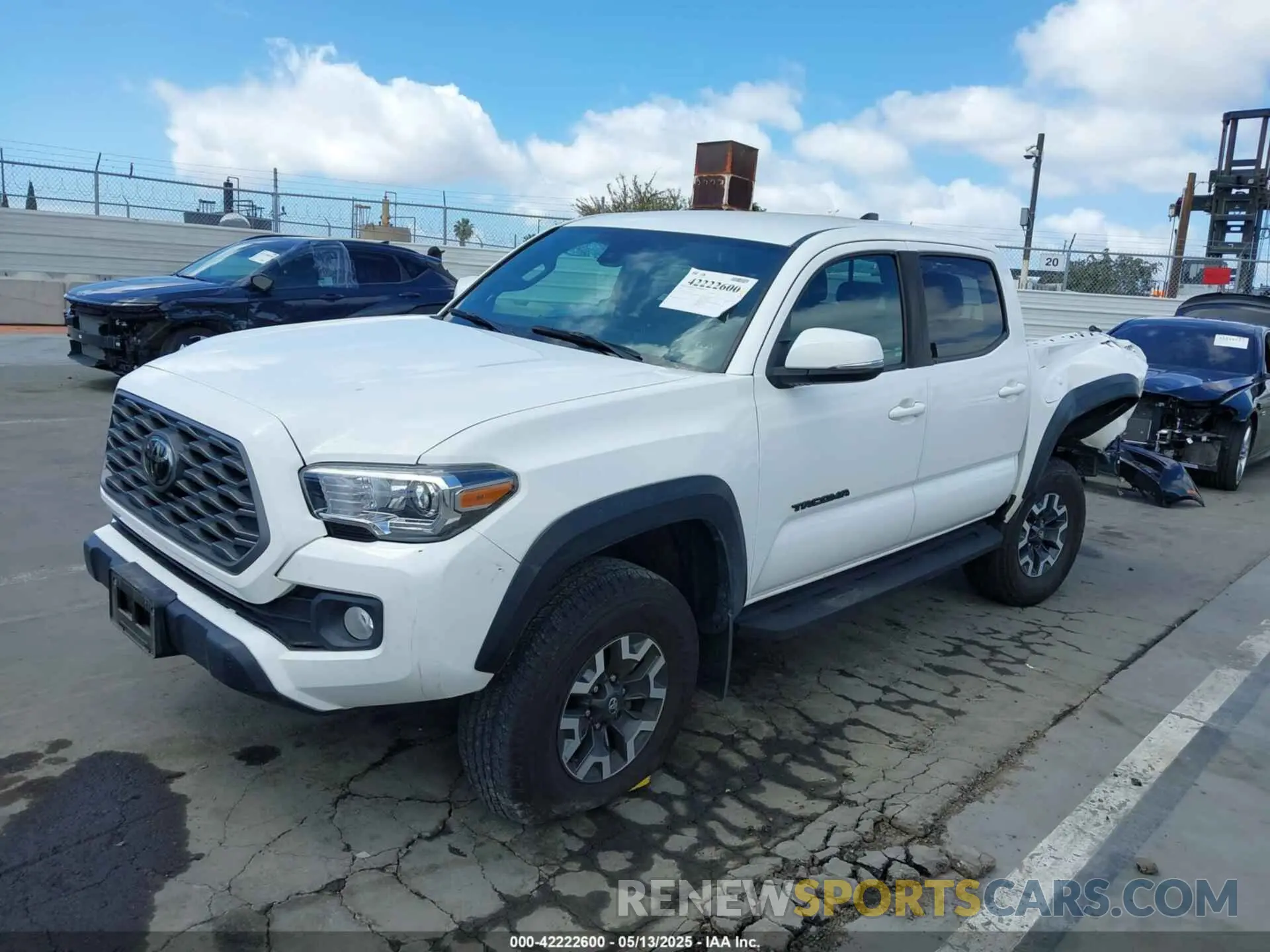 2 fotografías del automóvil dañado 5TFAZ5CN7MX112757 TOYOTA TACOMA 2021