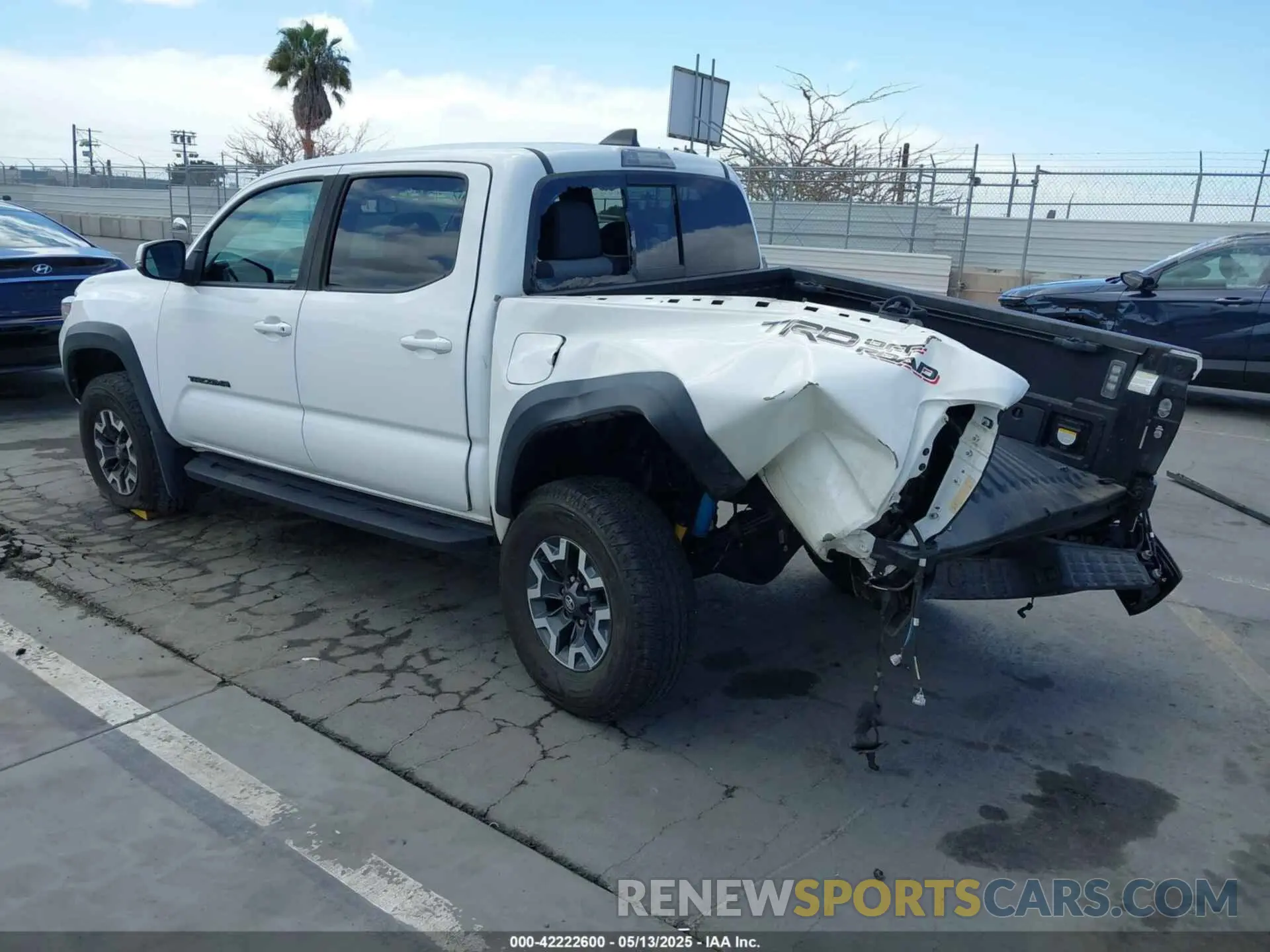 3 fotografías del automóvil dañado 5TFAZ5CN7MX112757 TOYOTA TACOMA 2021