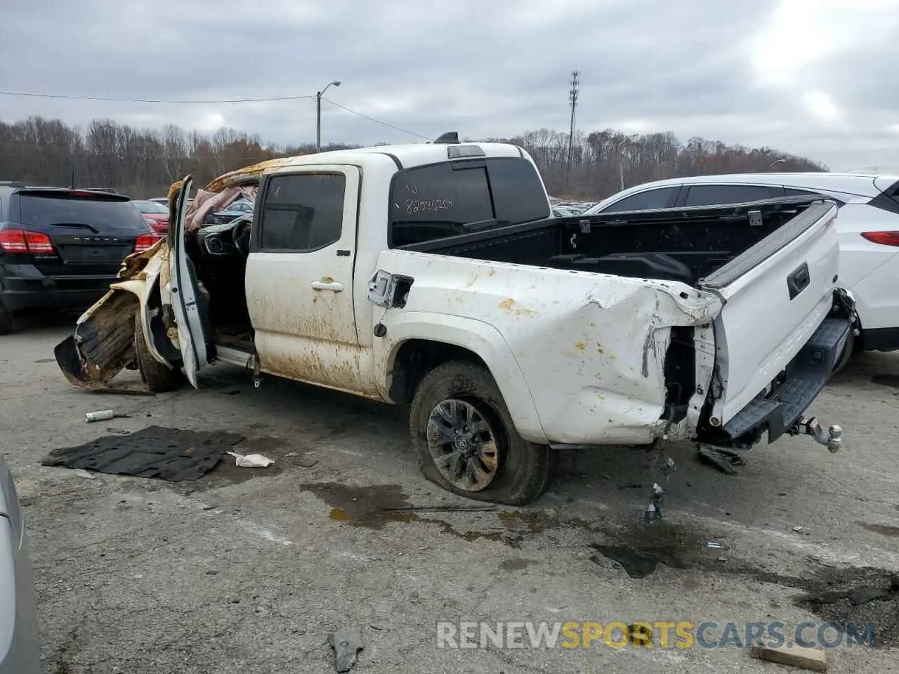 2 fotografías del automóvil dañado 5TFAZ5CN8MX096911 TOYOTA TACOMA 2021