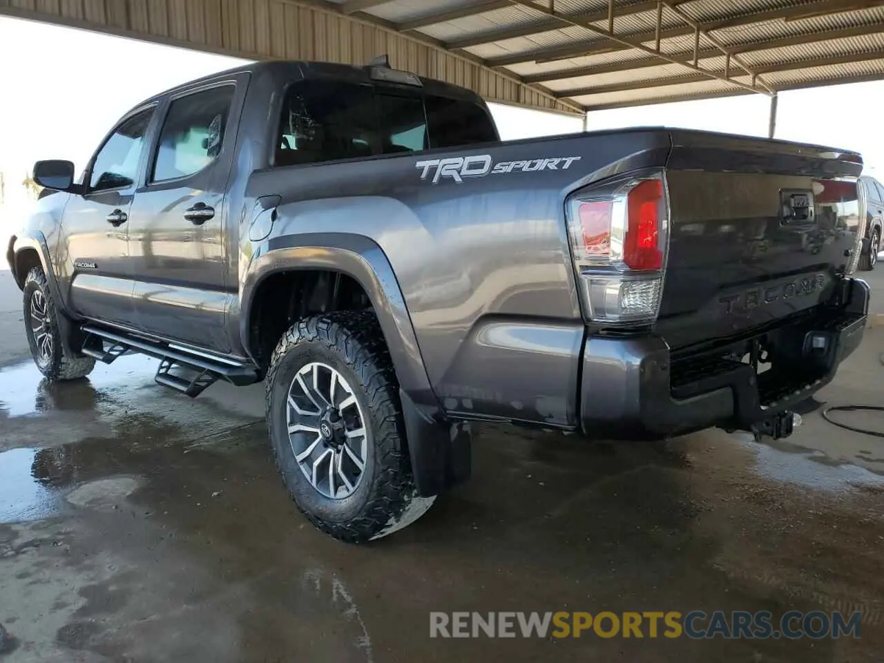 2 fotografías del automóvil dañado 5TFAZ5CN9MX110699 TOYOTA TACOMA 2021