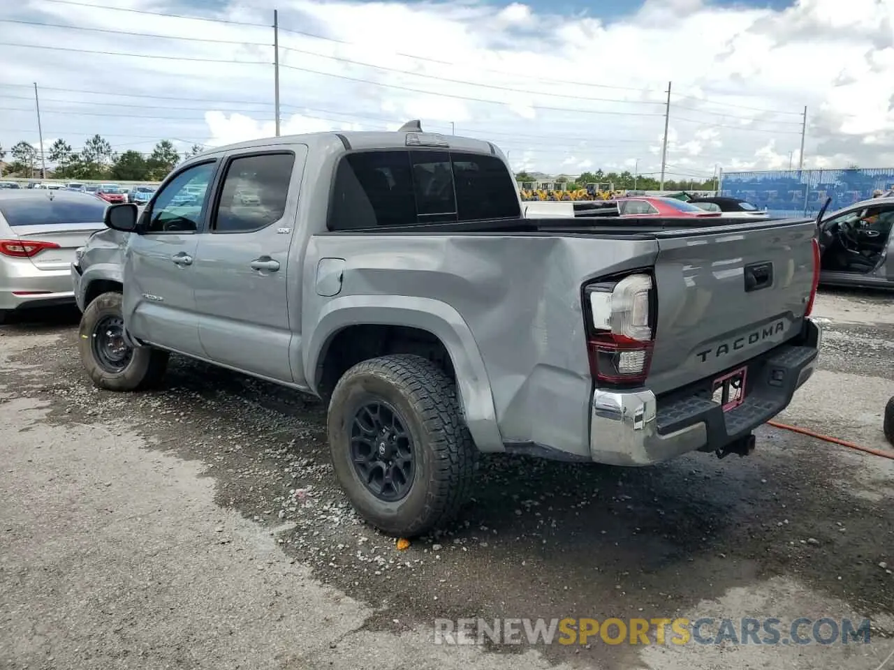 2 fotografías del automóvil dañado 5TFAZ5CNXMX102031 TOYOTA TACOMA 2021