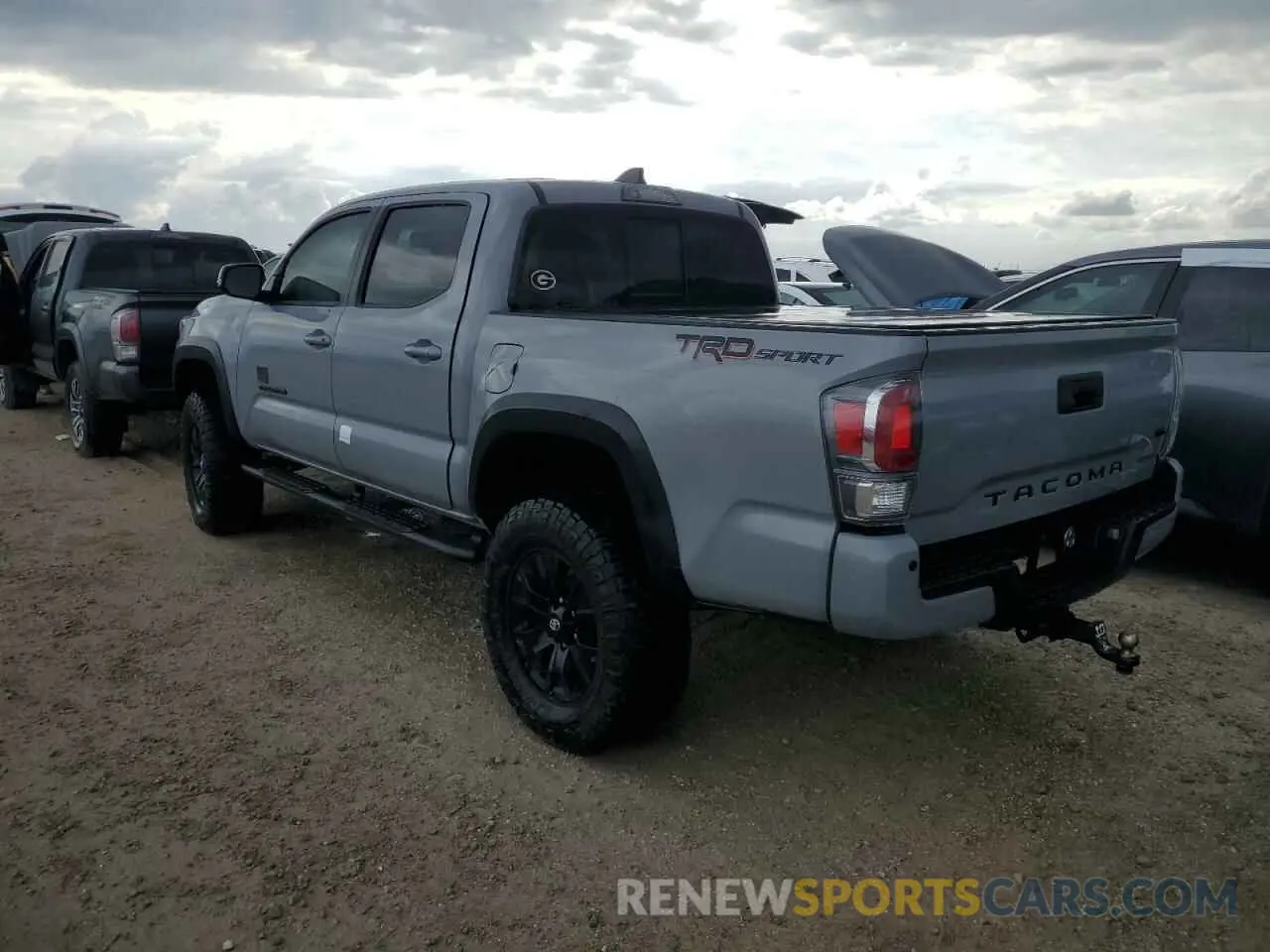 2 fotografías del automóvil dañado 5TFAZ5CNXMX108492 TOYOTA TACOMA 2021