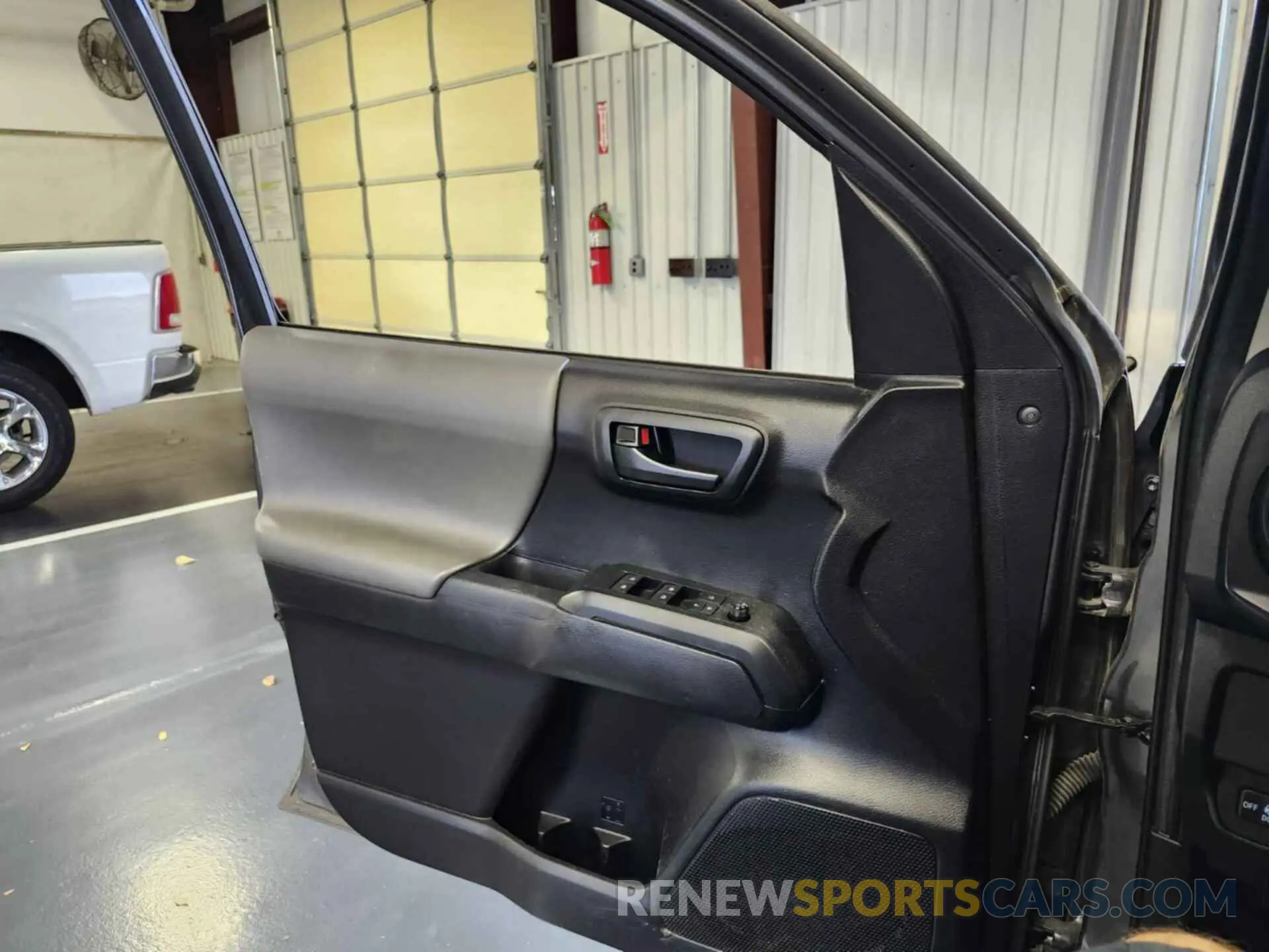 28 fotografías del automóvil dañado 5TFCZ5AN1MX280518 TOYOTA TACOMA 2021