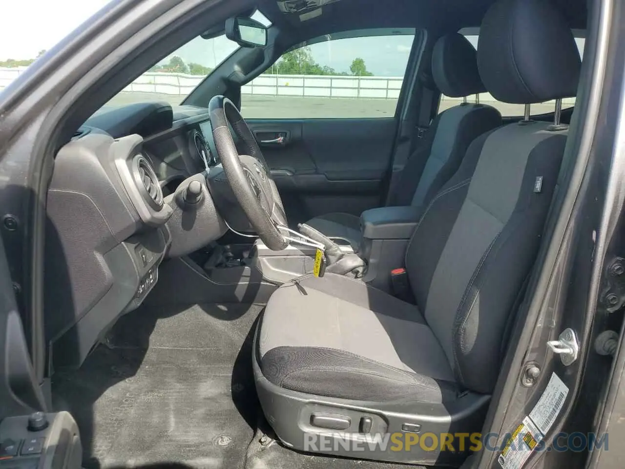 7 fotografías del automóvil dañado 5TFCZ5AN2MX255160 TOYOTA TACOMA 2021