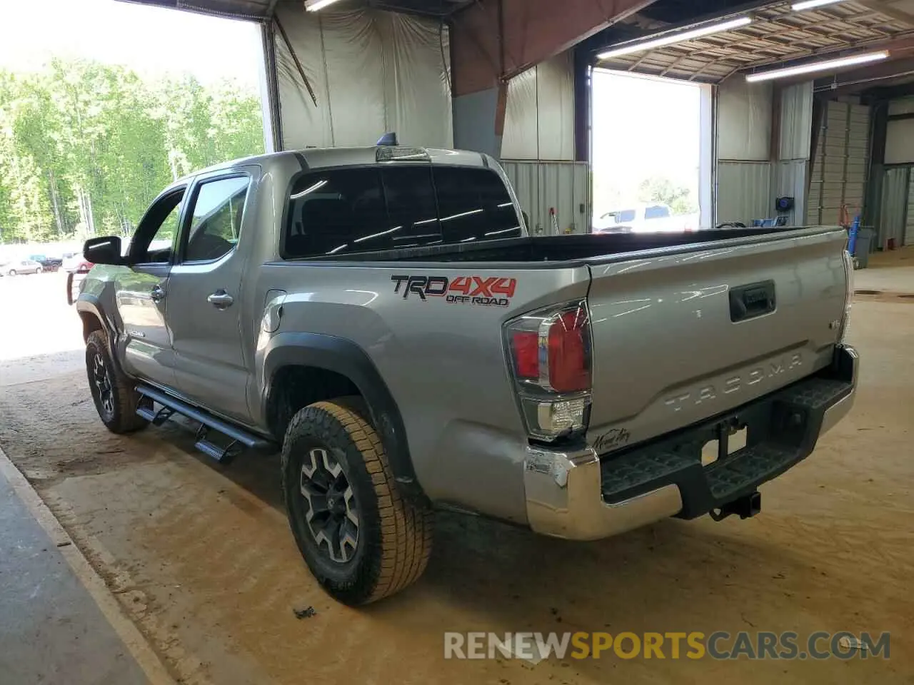 2 fotografías del automóvil dañado 5TFCZ5AN3MX253708 TOYOTA TACOMA 2021