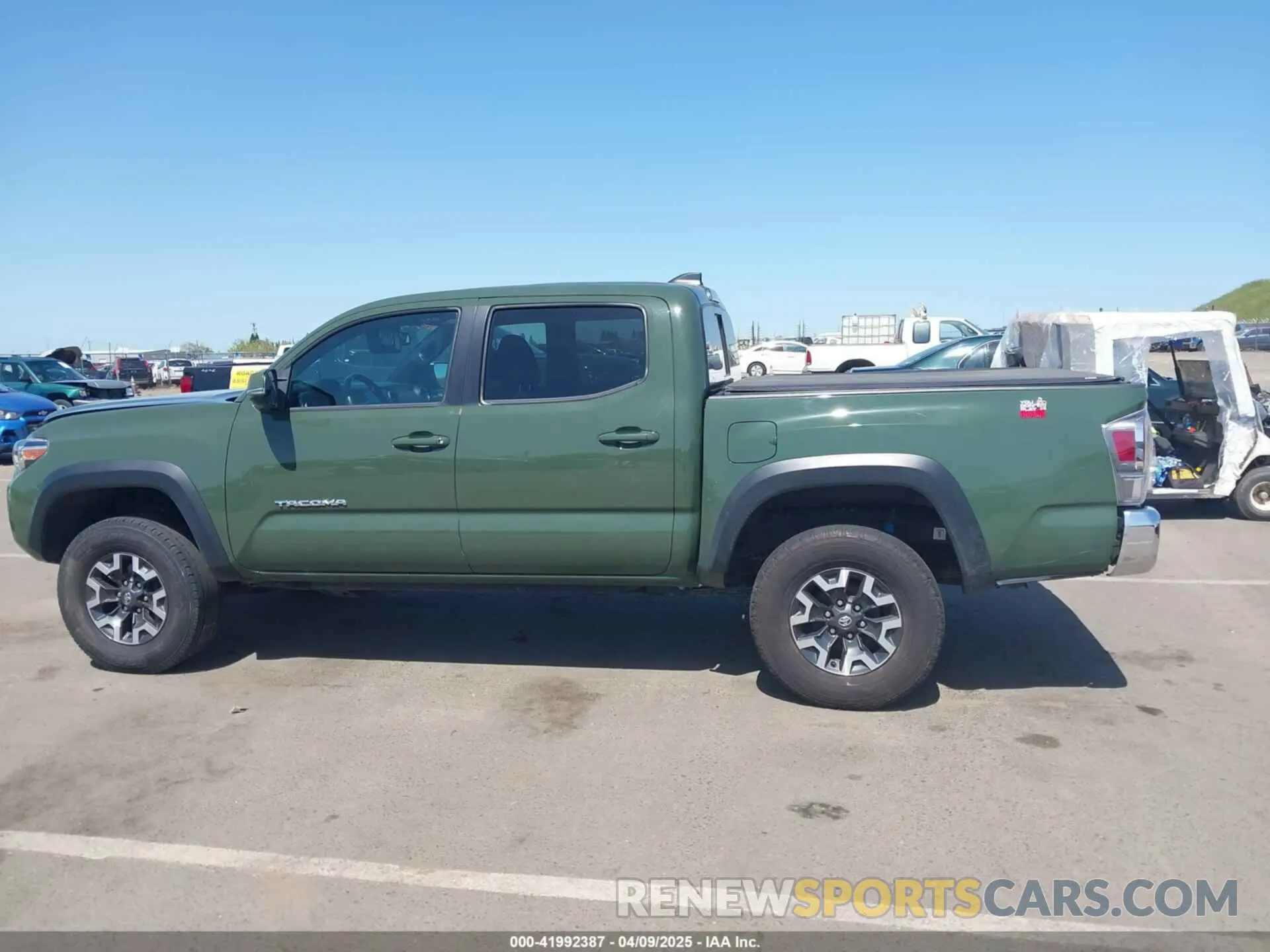 14 fotografías del automóvil dañado 5TFCZ5AN3MX270573 TOYOTA TACOMA 2021