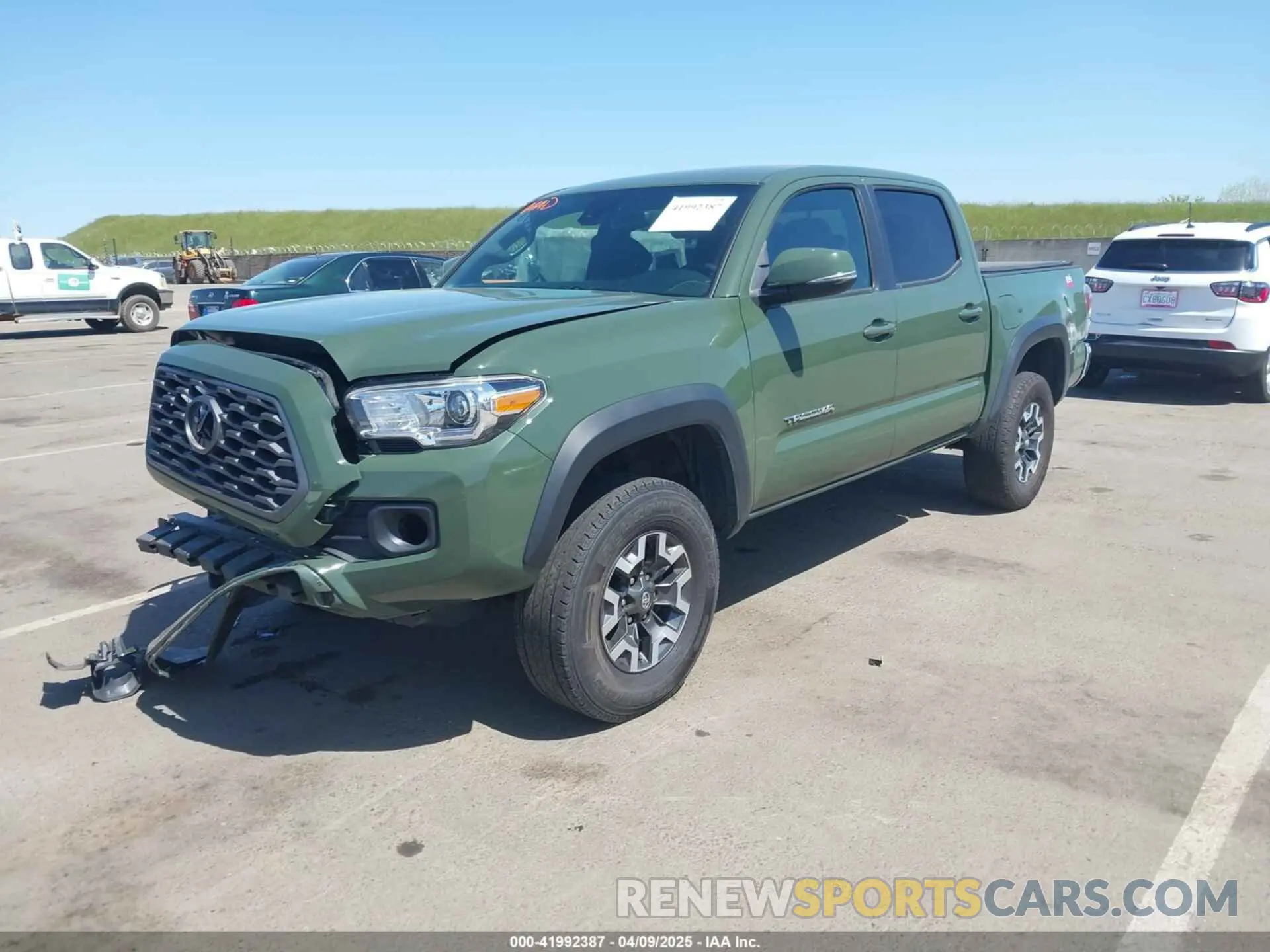 2 fotografías del automóvil dañado 5TFCZ5AN3MX270573 TOYOTA TACOMA 2021