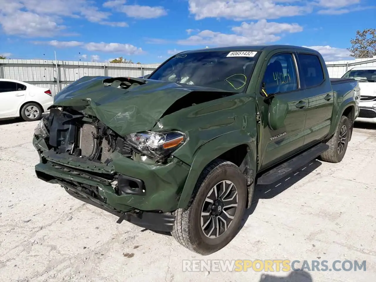 2 fotografías del automóvil dañado 5TFCZ5AN4MX262014 TOYOTA TACOMA 2021