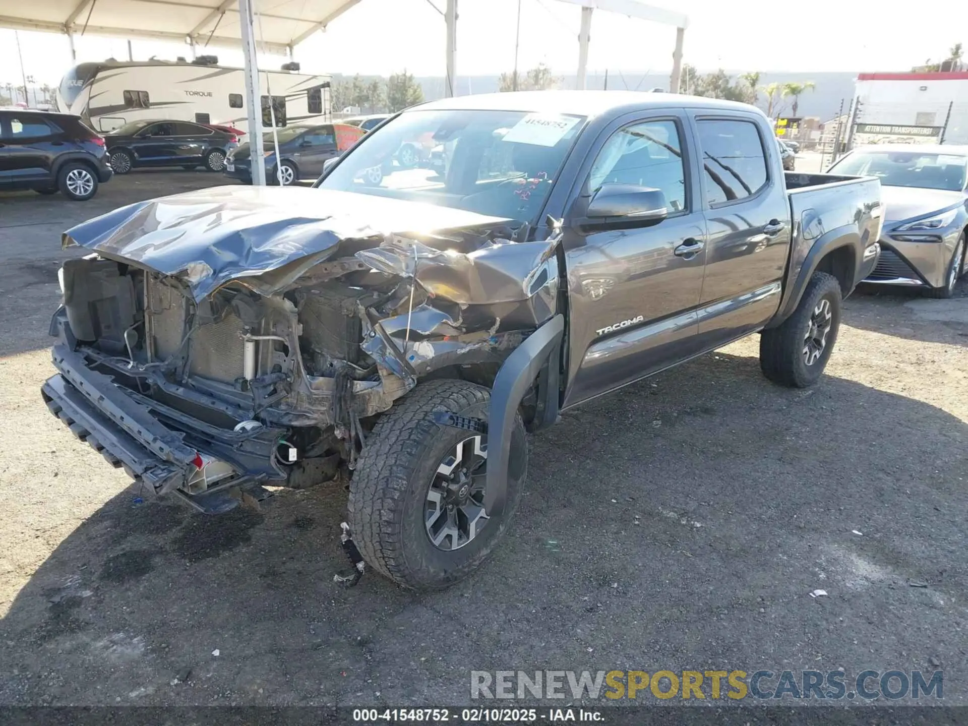 2 fotografías del automóvil dañado 5TFCZ5AN5MX258747 TOYOTA TACOMA 2021