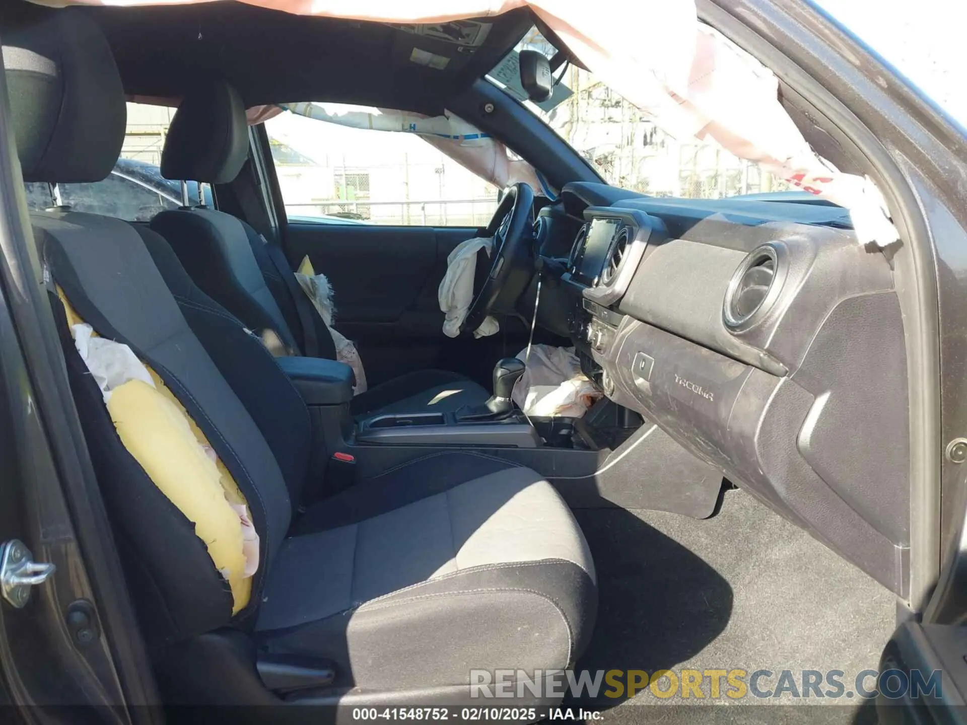 5 fotografías del automóvil dañado 5TFCZ5AN5MX258747 TOYOTA TACOMA 2021