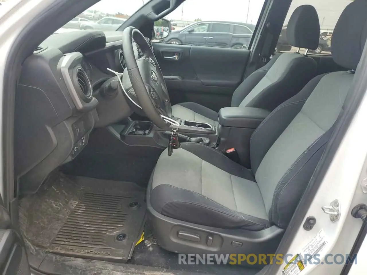 7 fotografías del automóvil dañado 5TFCZ5AN5MX260773 TOYOTA TACOMA 2021