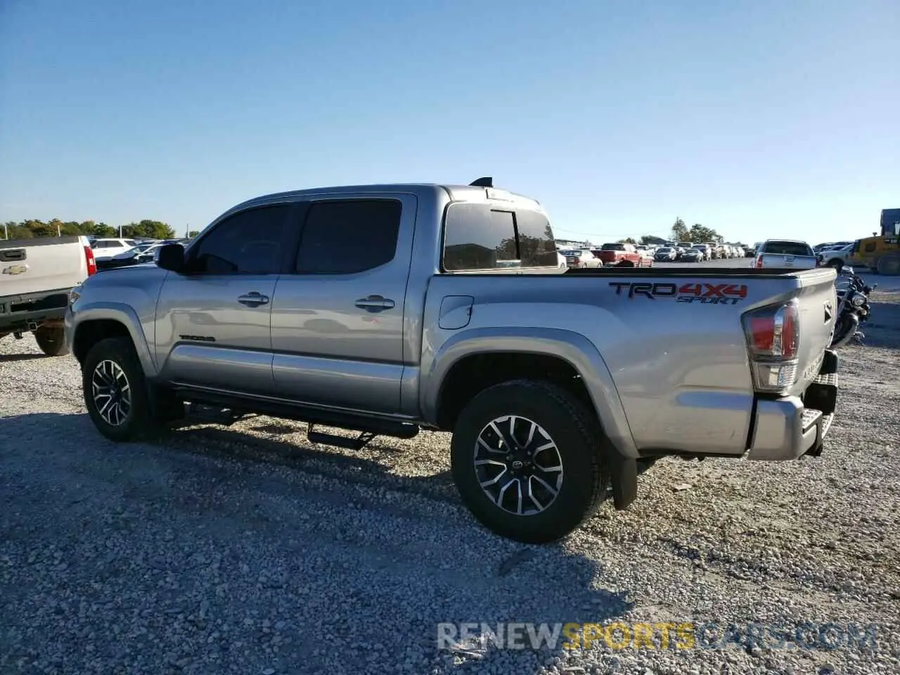 2 fotografías del automóvil dañado 5TFCZ5AN5MX273278 TOYOTA TACOMA 2021