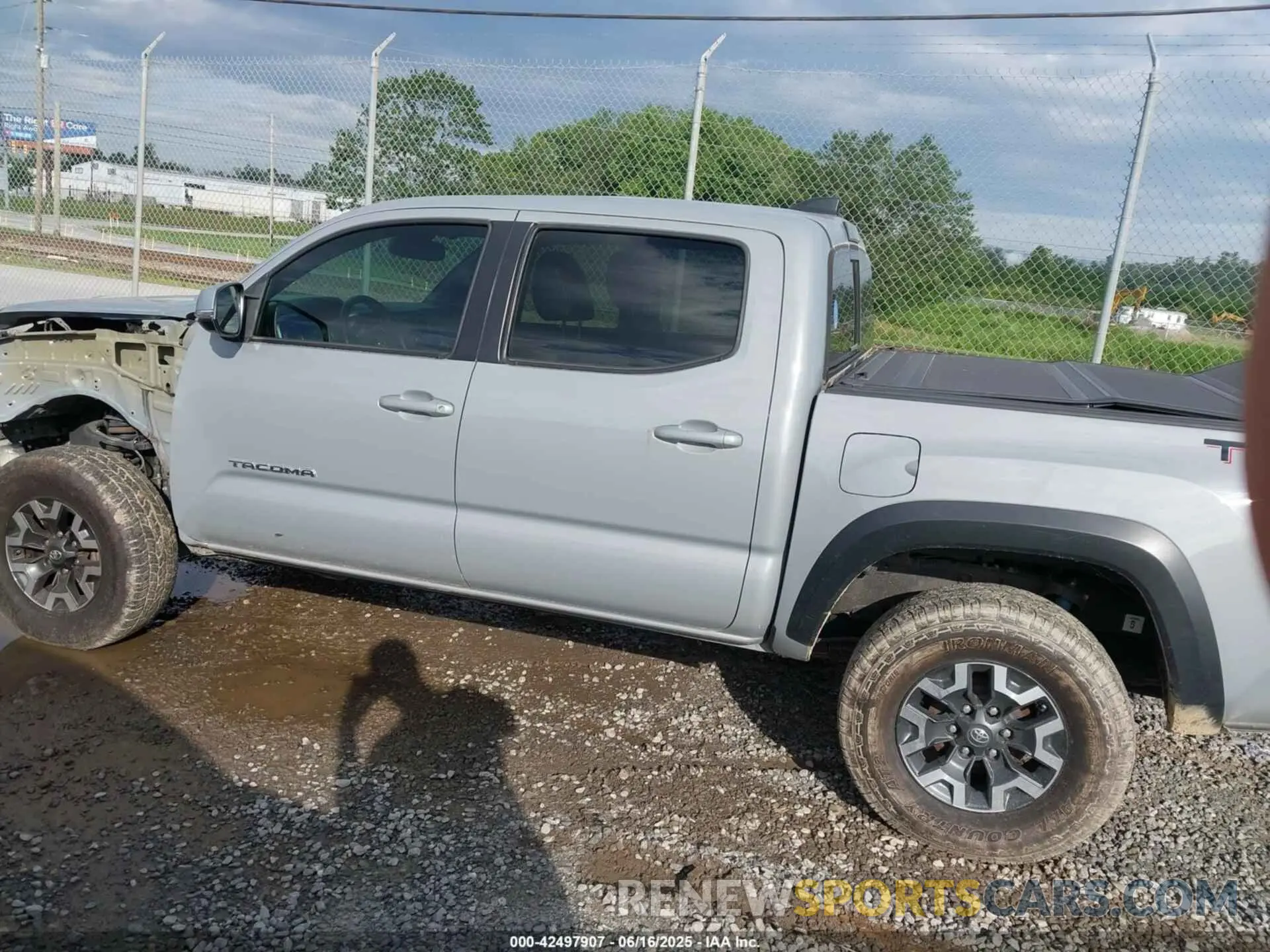 15 fotografías del automóvil dañado 5TFCZ5AN7MX255512 TOYOTA TACOMA 2021
