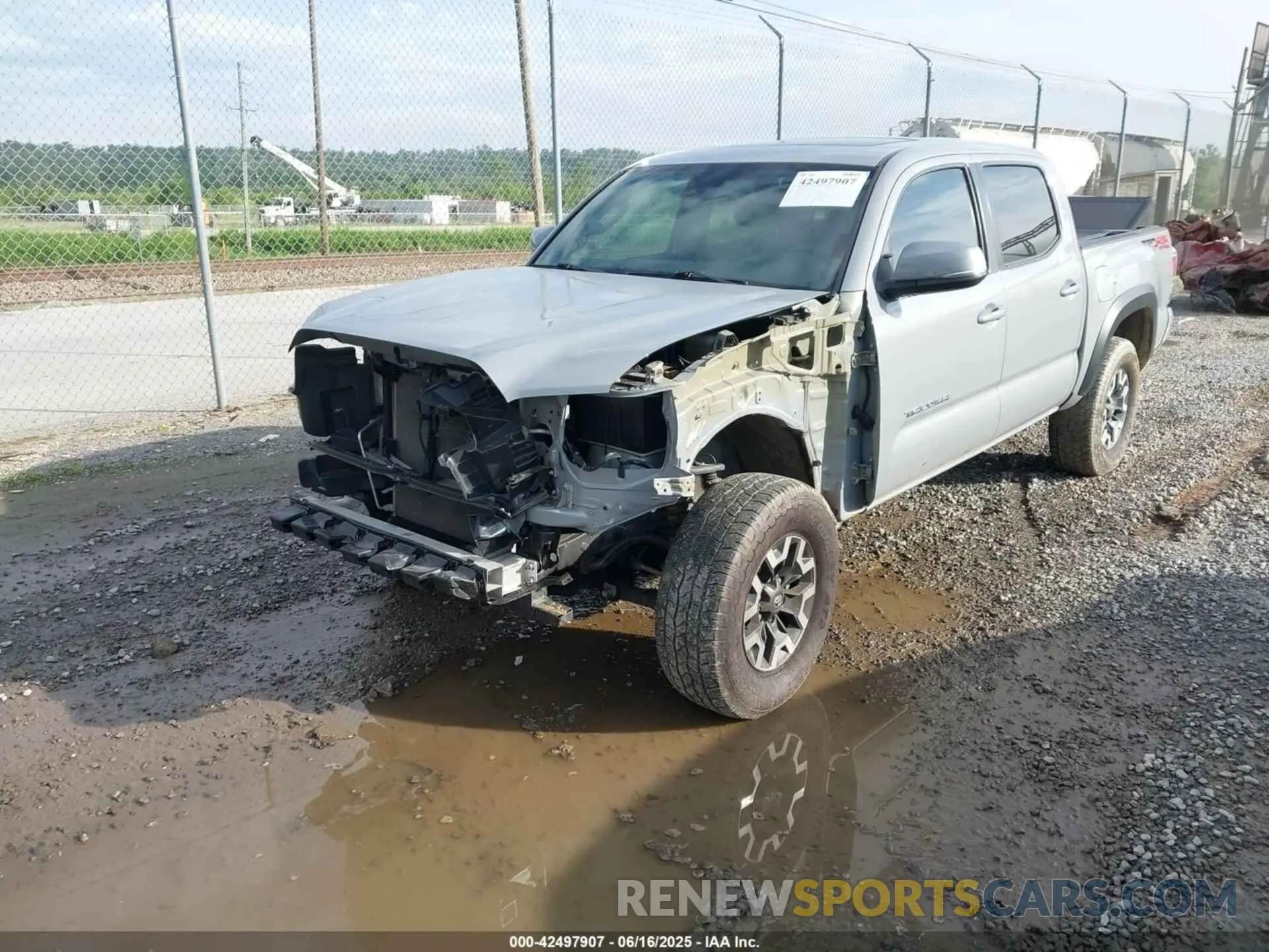 2 fotografías del automóvil dañado 5TFCZ5AN7MX255512 TOYOTA TACOMA 2021