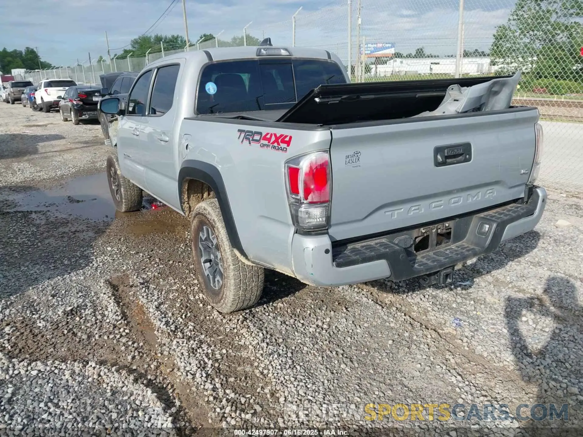 3 fotografías del automóvil dañado 5TFCZ5AN7MX255512 TOYOTA TACOMA 2021