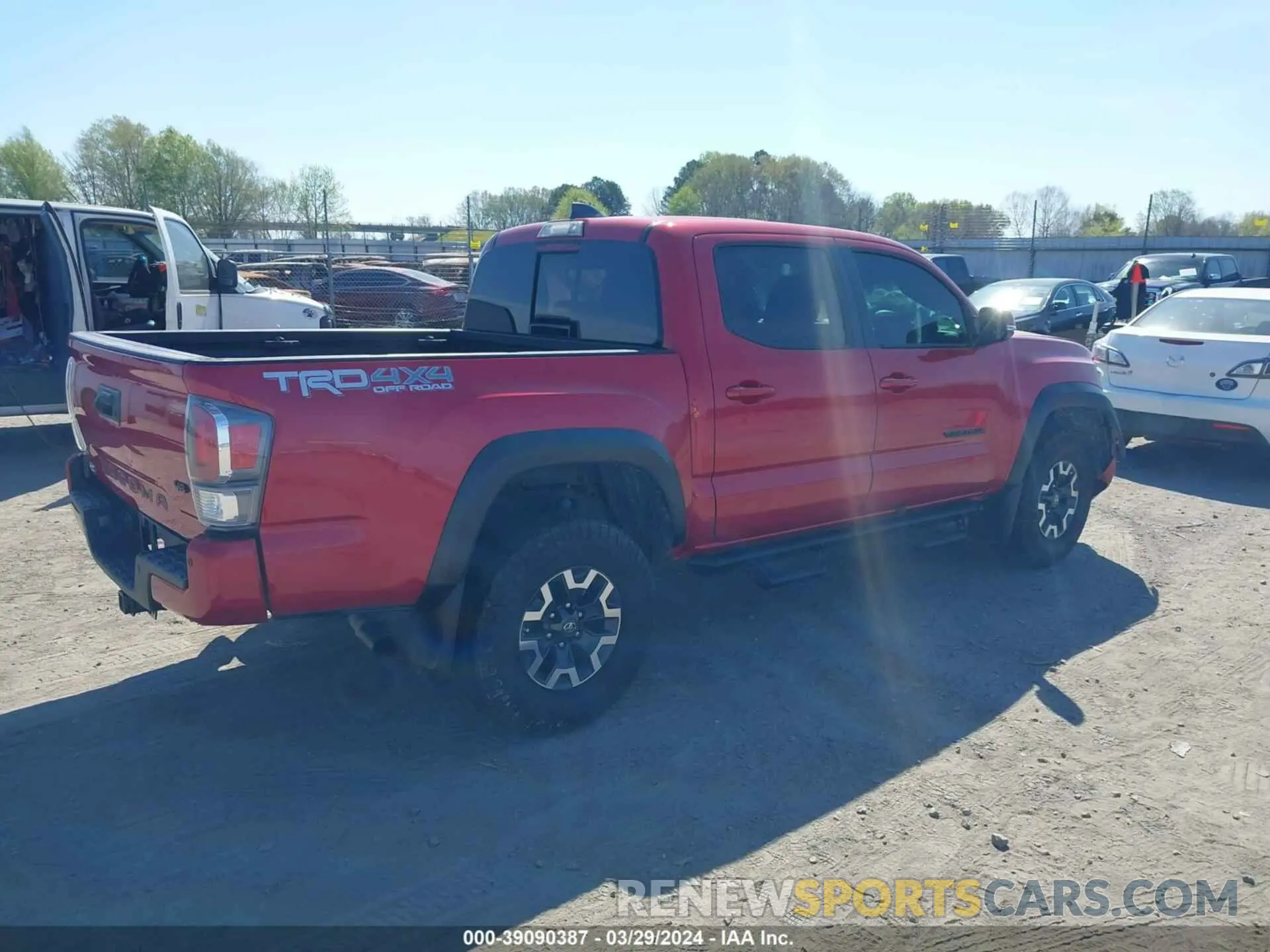 4 fotografías del automóvil dañado 5TFCZ5AN8MX254613 TOYOTA TACOMA 2021