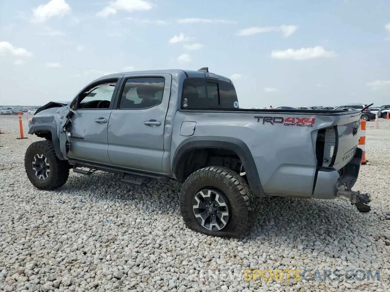 2 fotografías del automóvil dañado 5TFCZ5AN8MX256328 TOYOTA TACOMA 2021