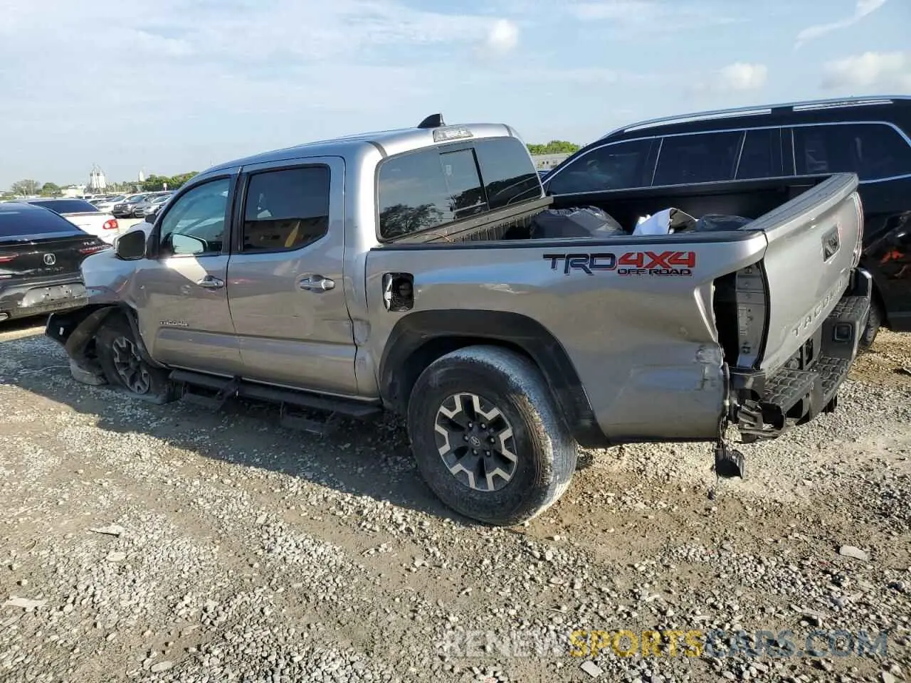 2 fotografías del automóvil dañado 5TFCZ5AN9MX278385 TOYOTA TACOMA 2021