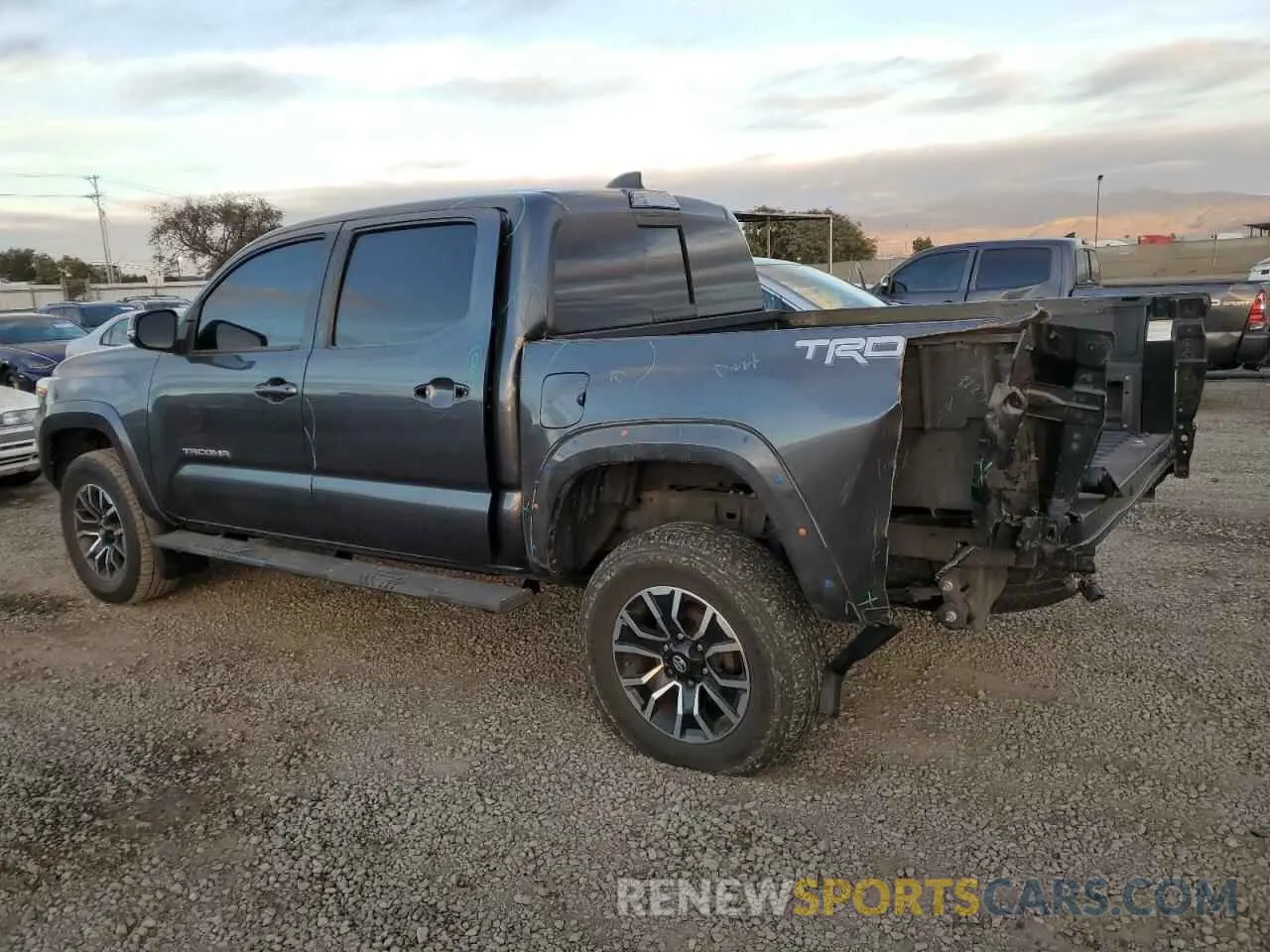 2 fotografías del automóvil dañado 3TMAZ5CN0NM162777 TOYOTA TACOMA 2022