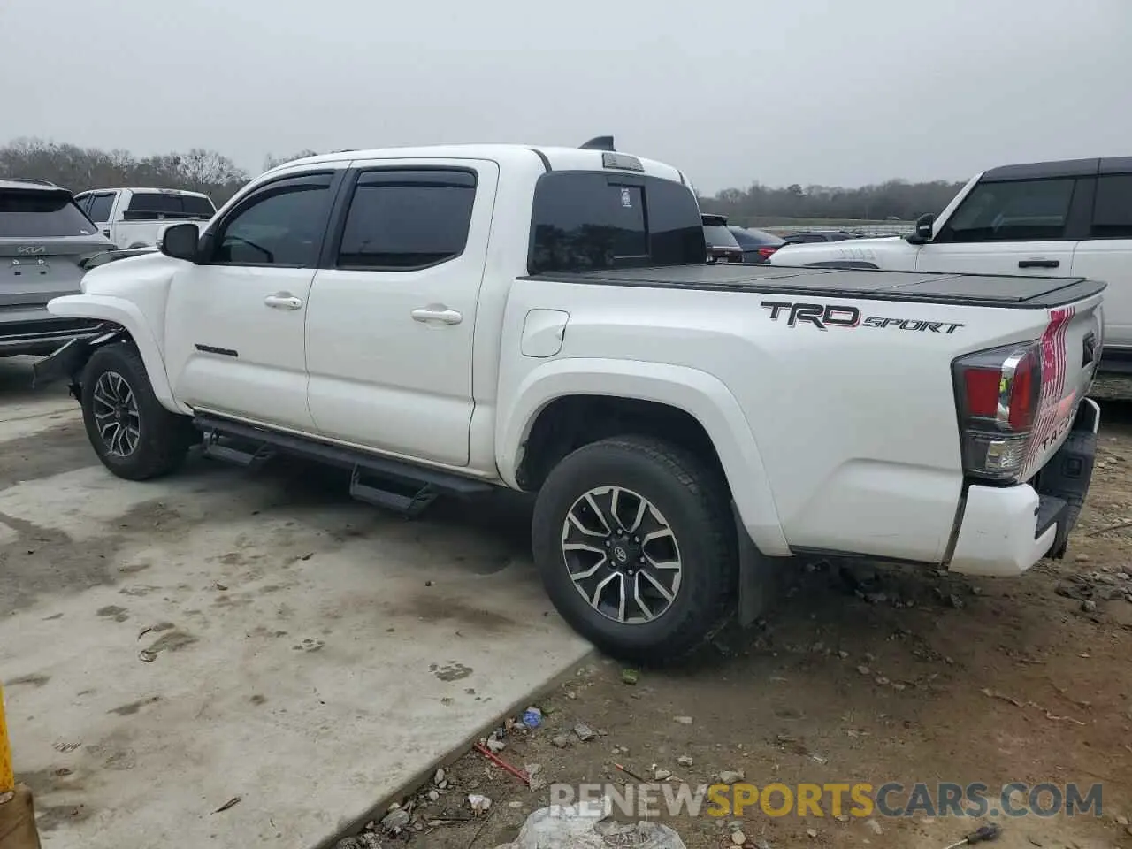 2 fotografías del automóvil dañado 3TMAZ5CN0NM195018 TOYOTA TACOMA 2022