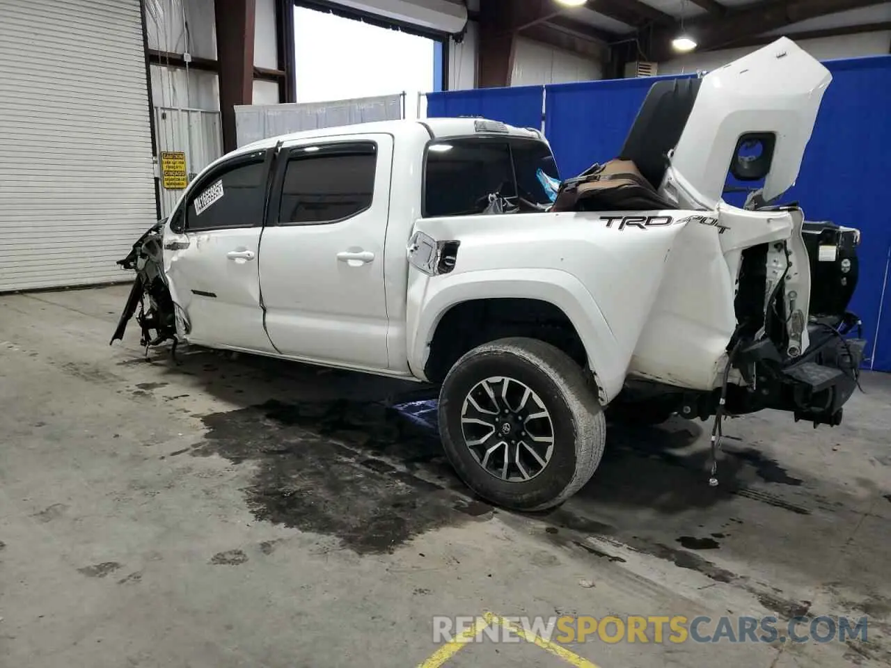2 fotografías del automóvil dañado 3TMAZ5CN1NM189549 TOYOTA TACOMA 2022