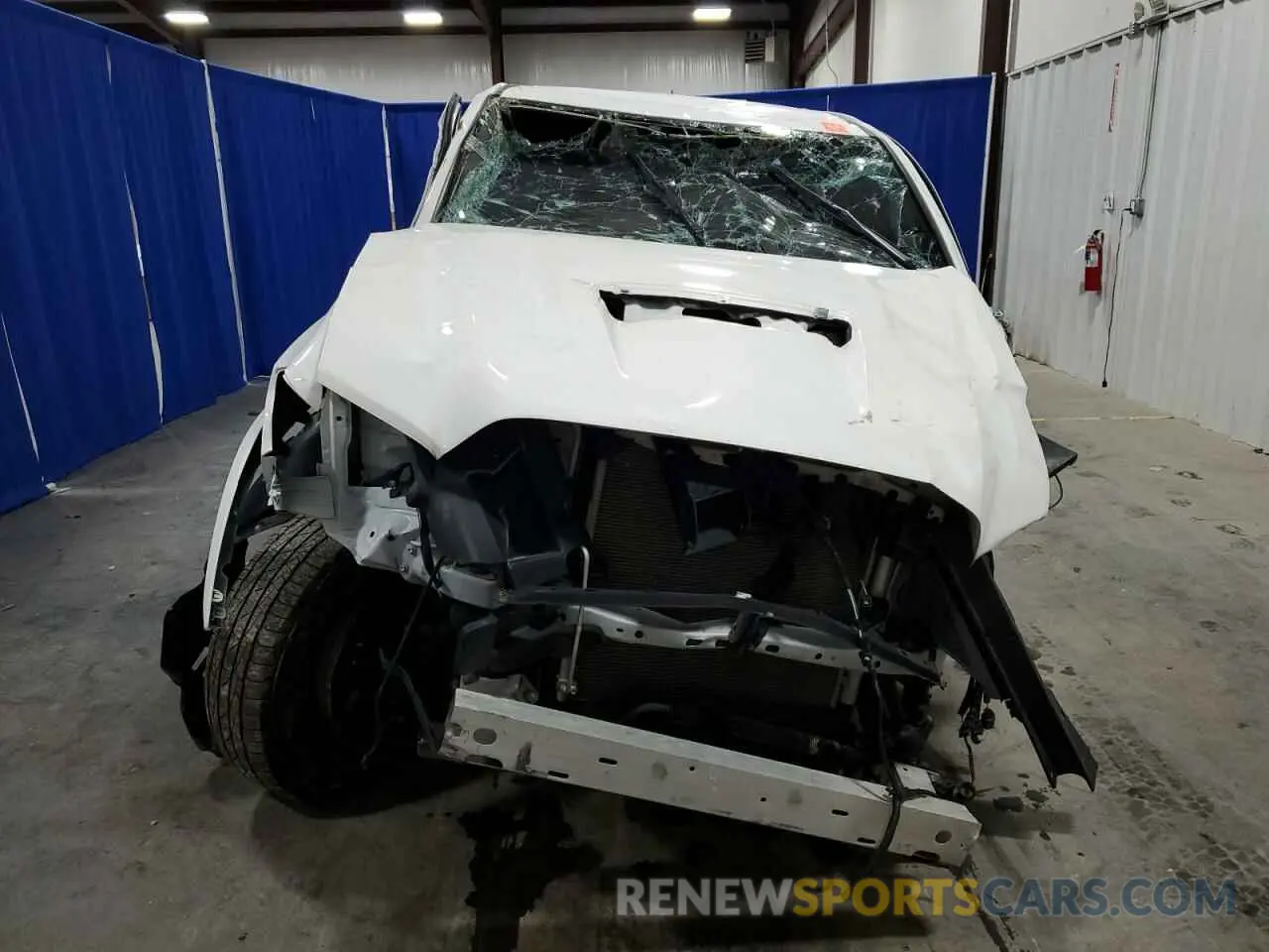 5 fotografías del automóvil dañado 3TMAZ5CN1NM189549 TOYOTA TACOMA 2022