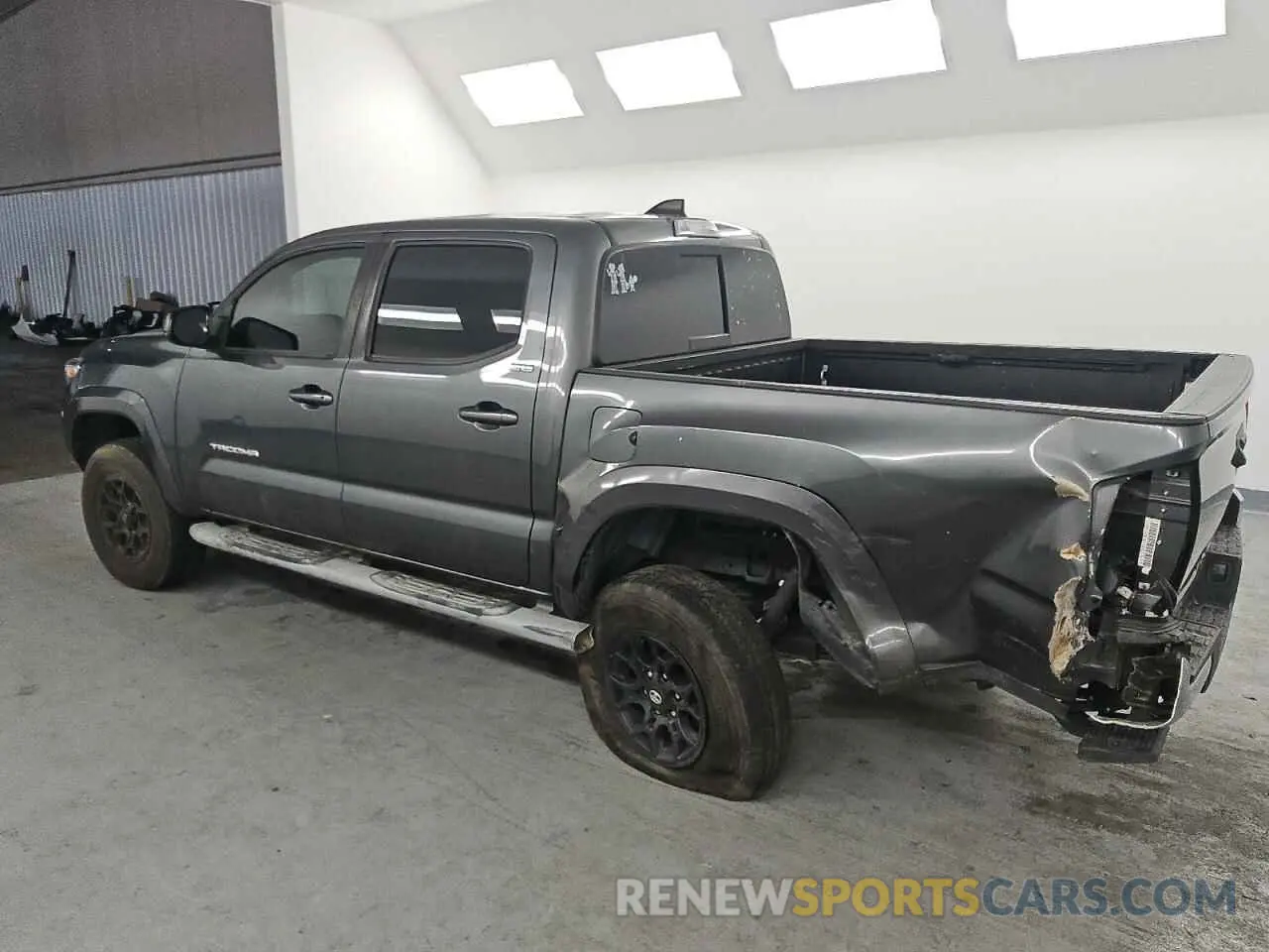 2 fotografías del automóvil dañado 3TMAZ5CN2NM162151 TOYOTA TACOMA 2022