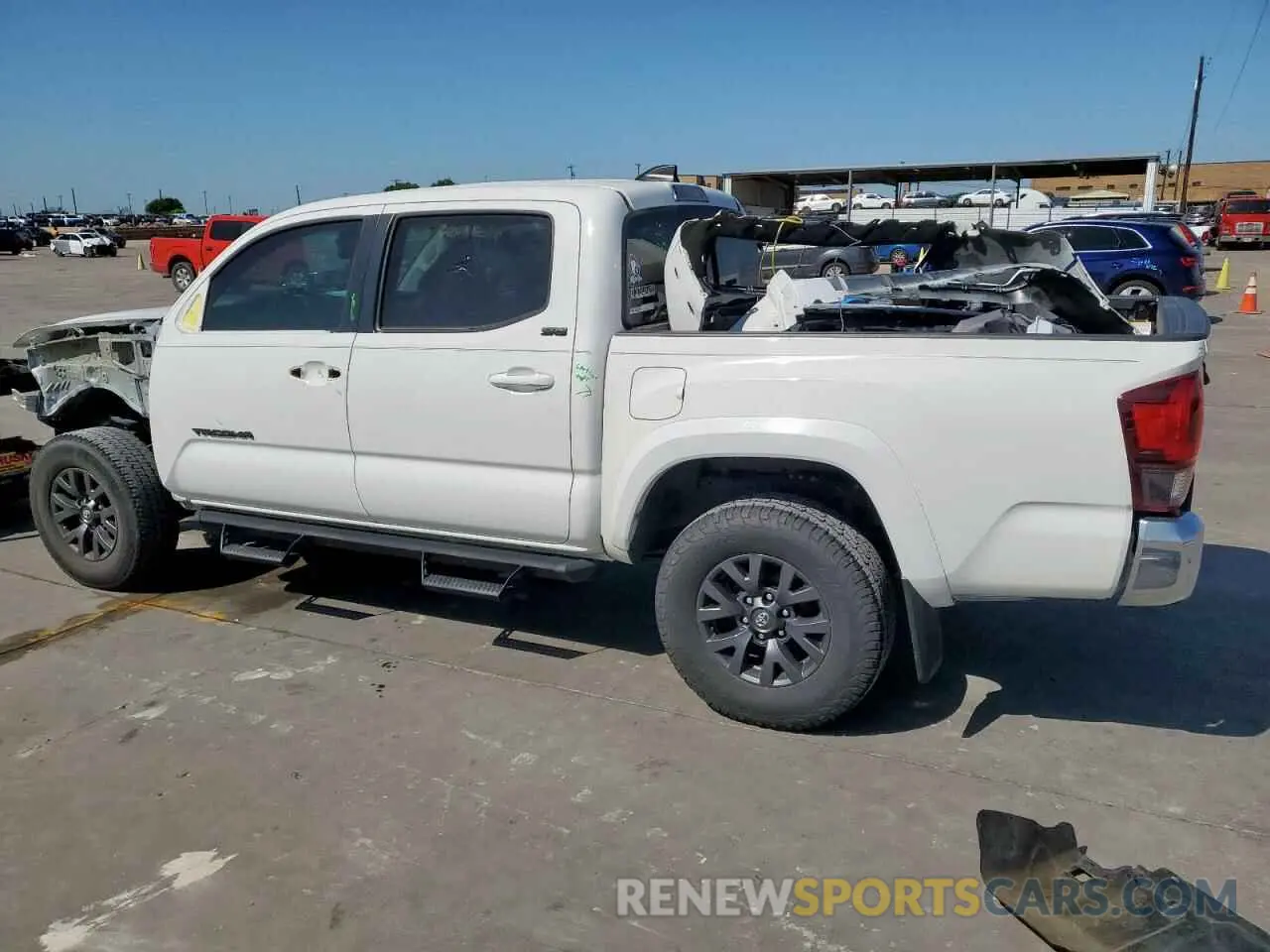 2 fotografías del automóvil dañado 3TMAZ5CN2NM195795 TOYOTA TACOMA 2022