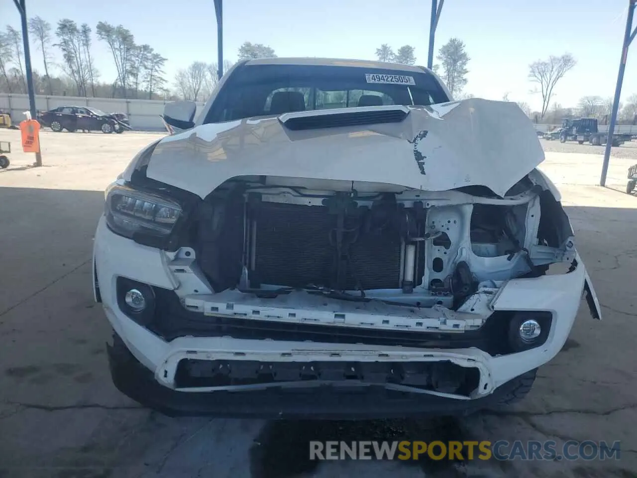 5 fotografías del automóvil dañado 3TMAZ5CN3NM165673 TOYOTA TACOMA 2022