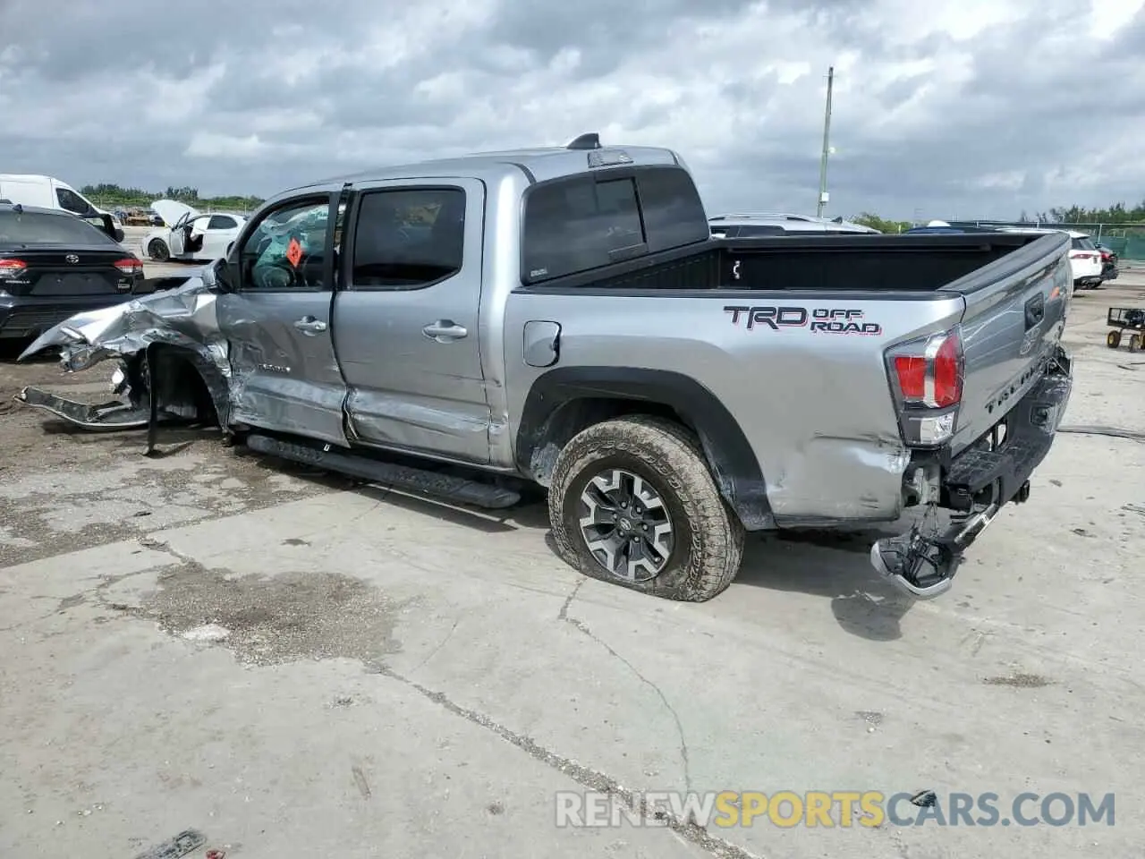 2 fotografías del automóvil dañado 3TMAZ5CN3NM184935 TOYOTA TACOMA 2022