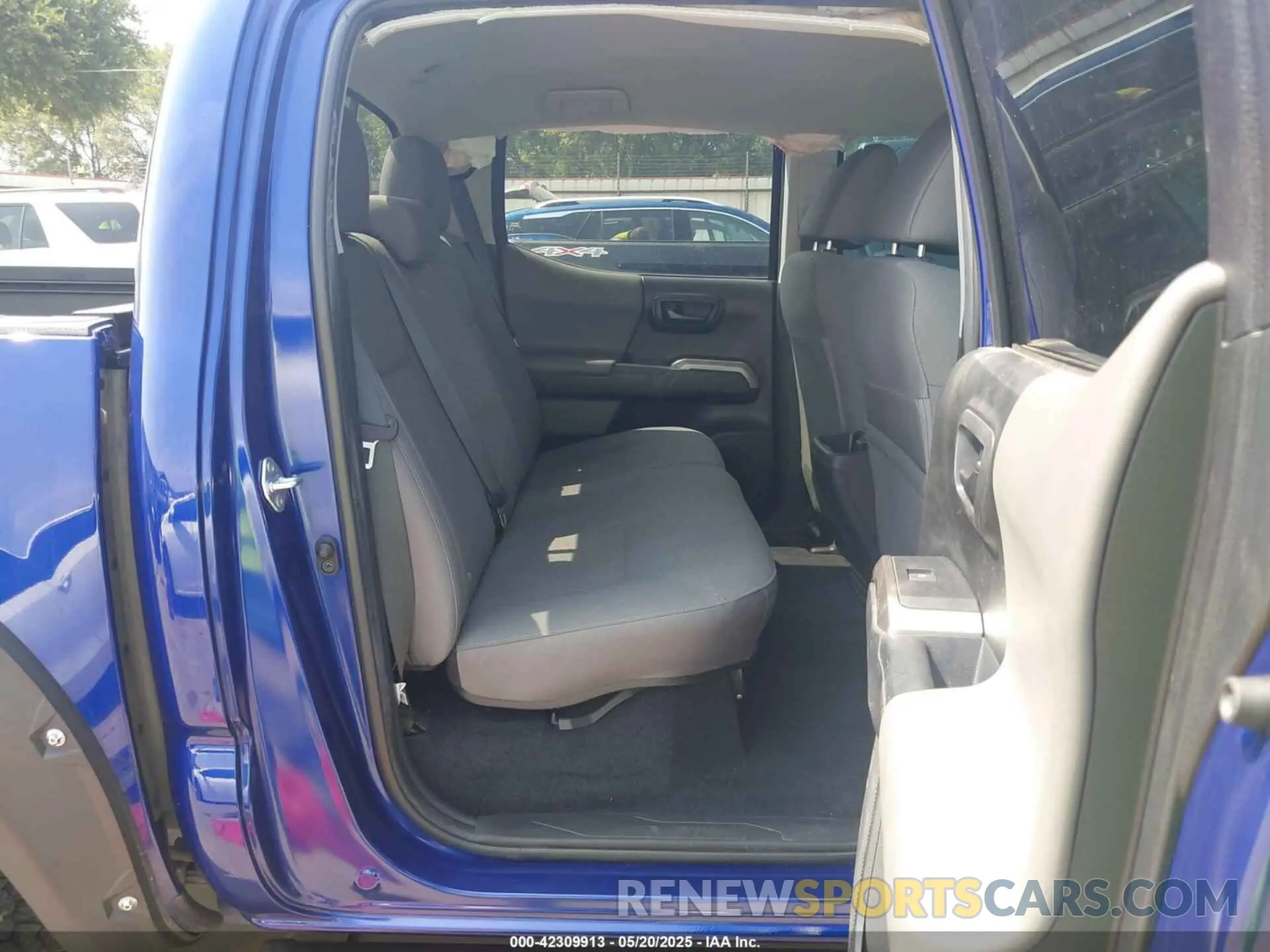 8 fotografías del automóvil dañado 3TMAZ5CN4NM172017 TOYOTA TACOMA 2022