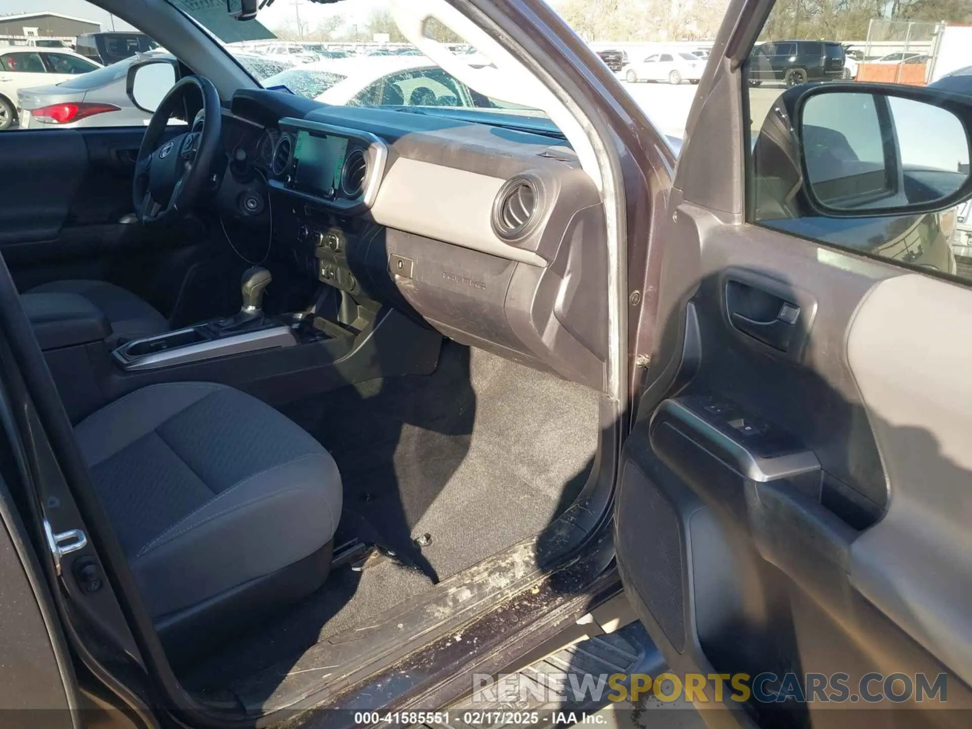5 fotografías del automóvil dañado 3TMAZ5CN5NM176660 TOYOTA TACOMA 2022