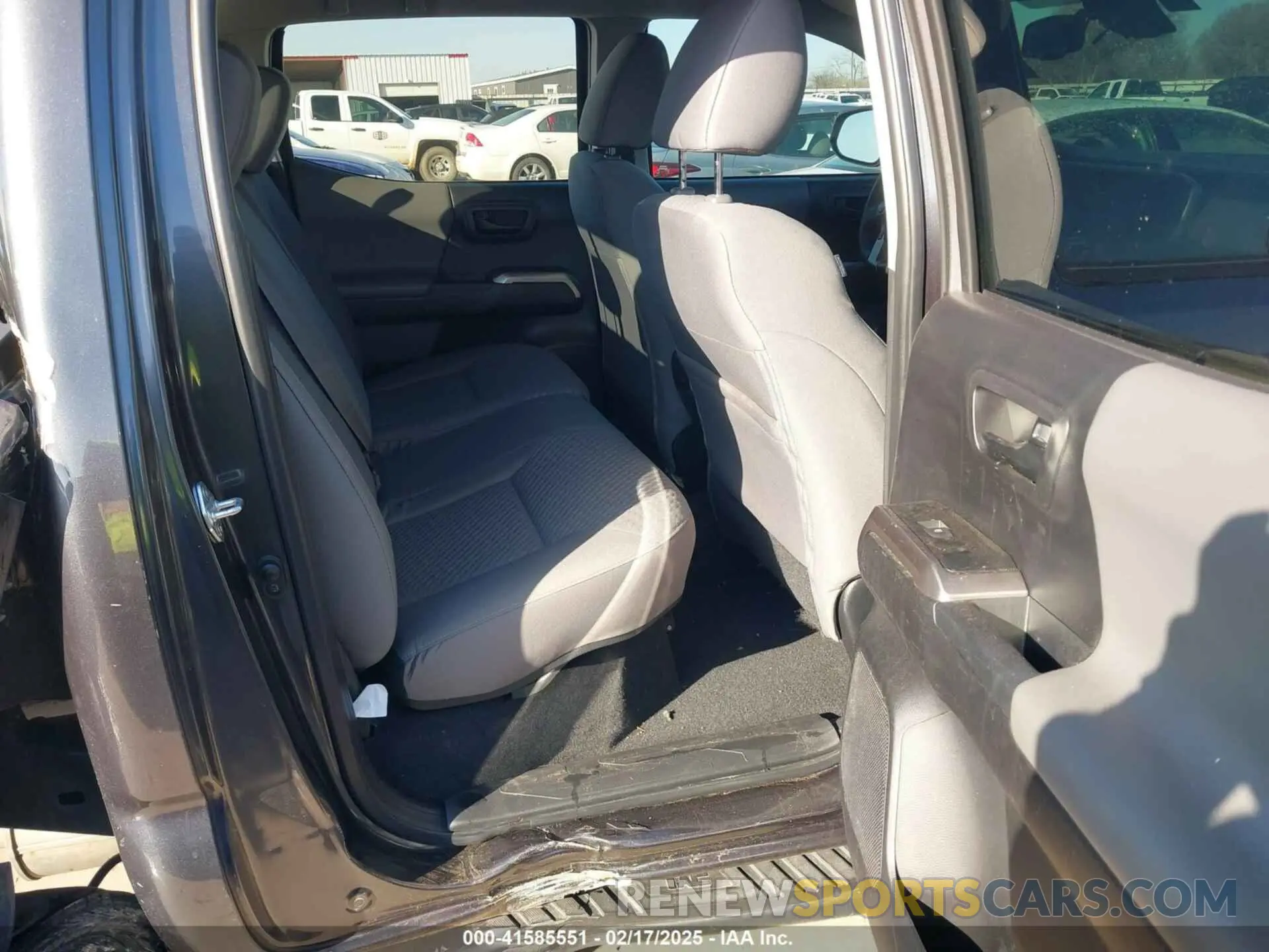 8 fotografías del automóvil dañado 3TMAZ5CN5NM176660 TOYOTA TACOMA 2022